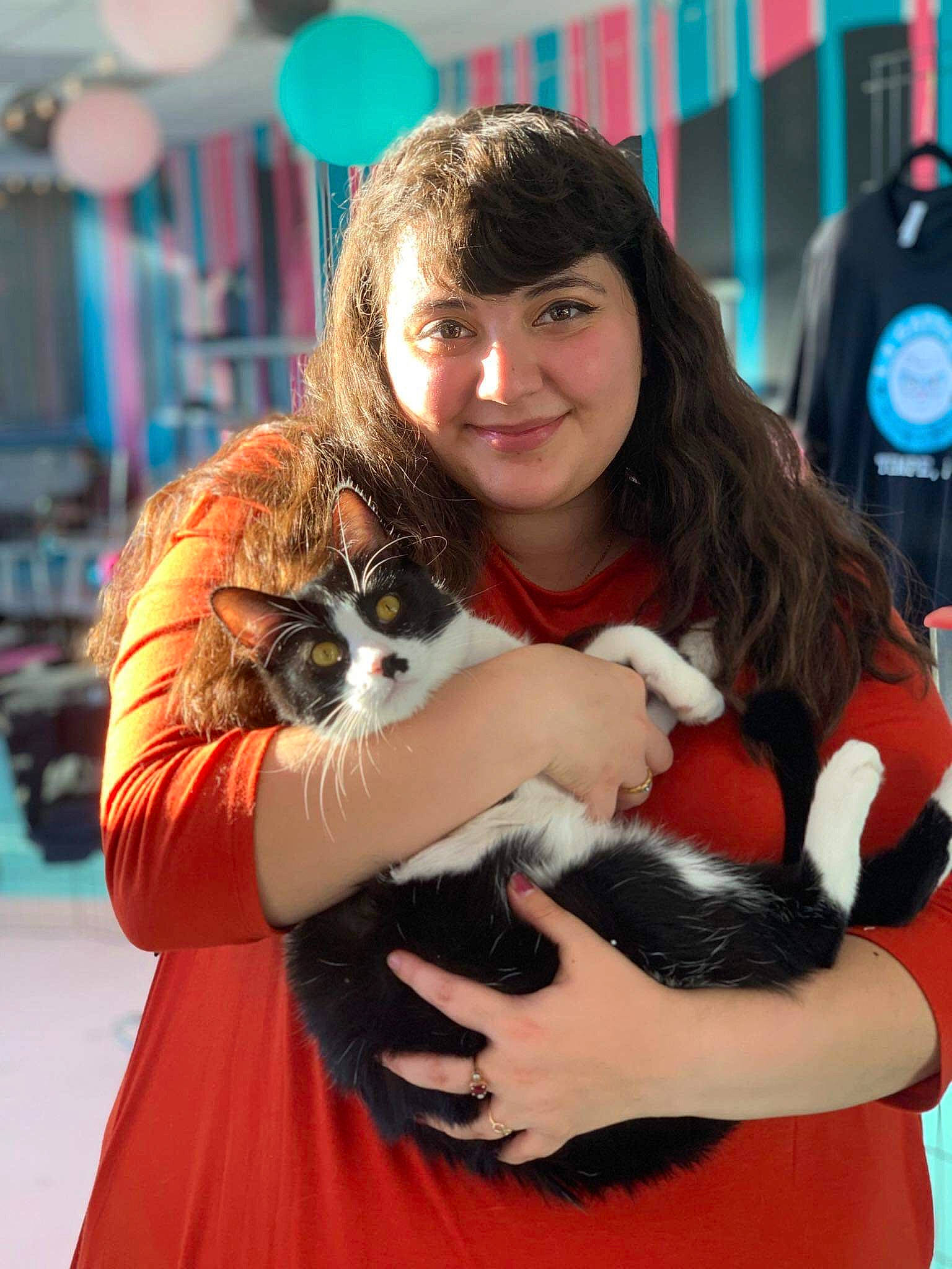 Clara is registered to the contest to win money with this photo: carnivoran, cat, cat_like_mammal, fun, fur, girl, joy, kitten, mammal, person, product, skin, small_to_medium_sized_cats, smile, vertebrate