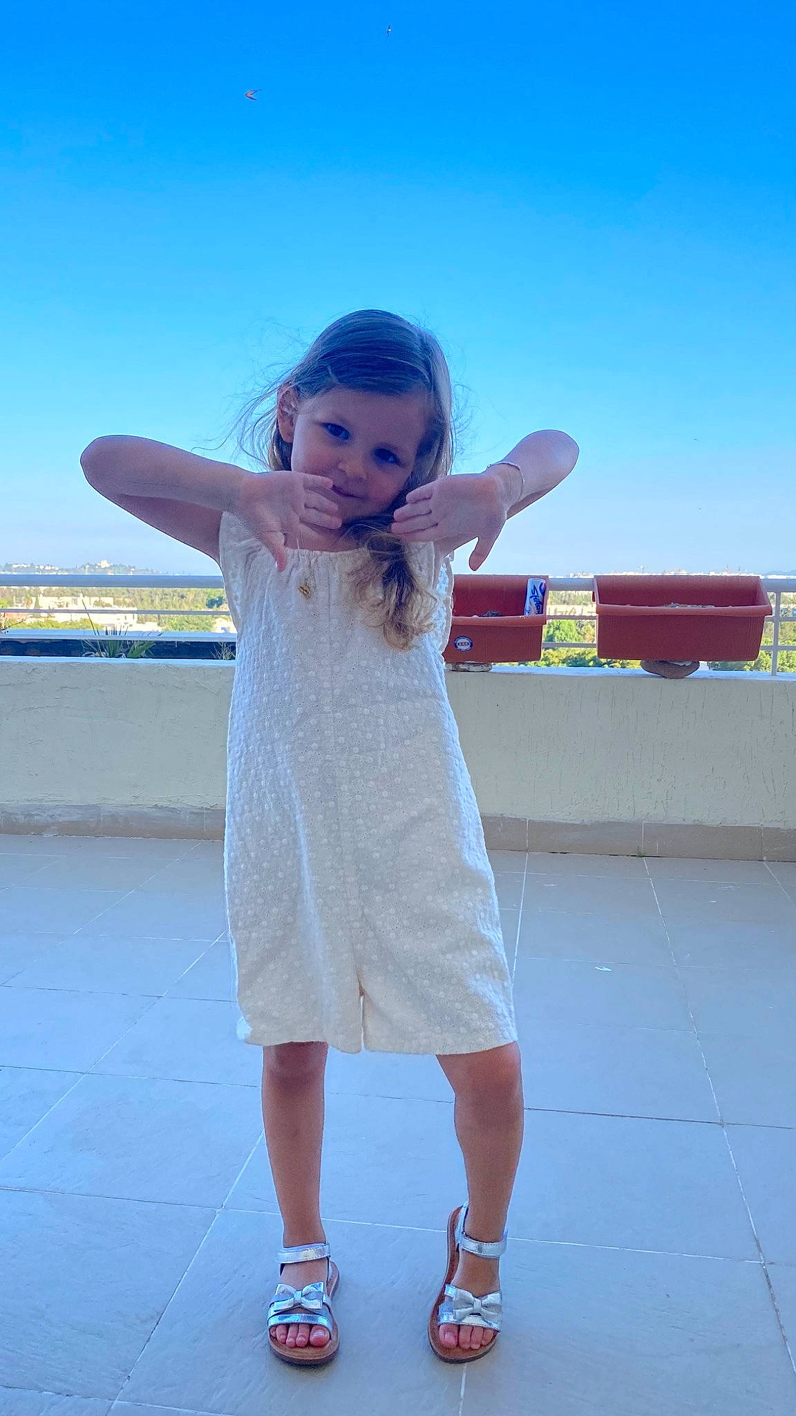 Dalia participe au concours pour gagner de l'argent avec cette photo : asphalt, day_dress, dress, elbow, electric_blue, flash_photography, fun, gesture, happy, human_leg, landscape, leisure, pattern, people_in_nature, person, recreation, sky, standing, travel, waist