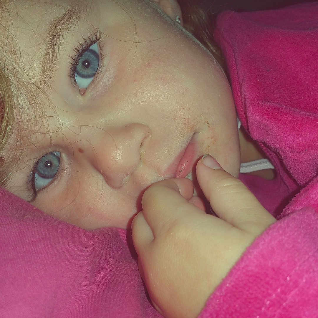 Maelys participe au concours pour gagner de l'argent avec cette photo : cheek, child, chin, close_up, ear, eye, eyebrow, face, finger, forehead, girl, hand, head, infant, lip, mouth, nose, pink, skin, toddler