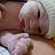 Sidney a rejoint le concours — aidez-le/la à gagner de superbes lots ! newborn, baby, infant, skin_peeling, hand, face, knitted_cap, sleepy, close_up, resting, person, cute, tiny_fingers, skin, human, baby_clothing, soft_light, indoors, portrait, newborn_skin