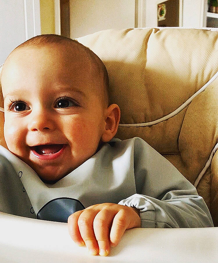 Arsène participe au concours pour gagner de l'argent avec cette photo : baby, baby_laughing, baby_products, baby_sleeping, baby_toddler_clothing, cheek, child, comfort, couch, eyebrow, finger, gesture, happy, lamp, linens, mouth, nose, person, smile, thumb