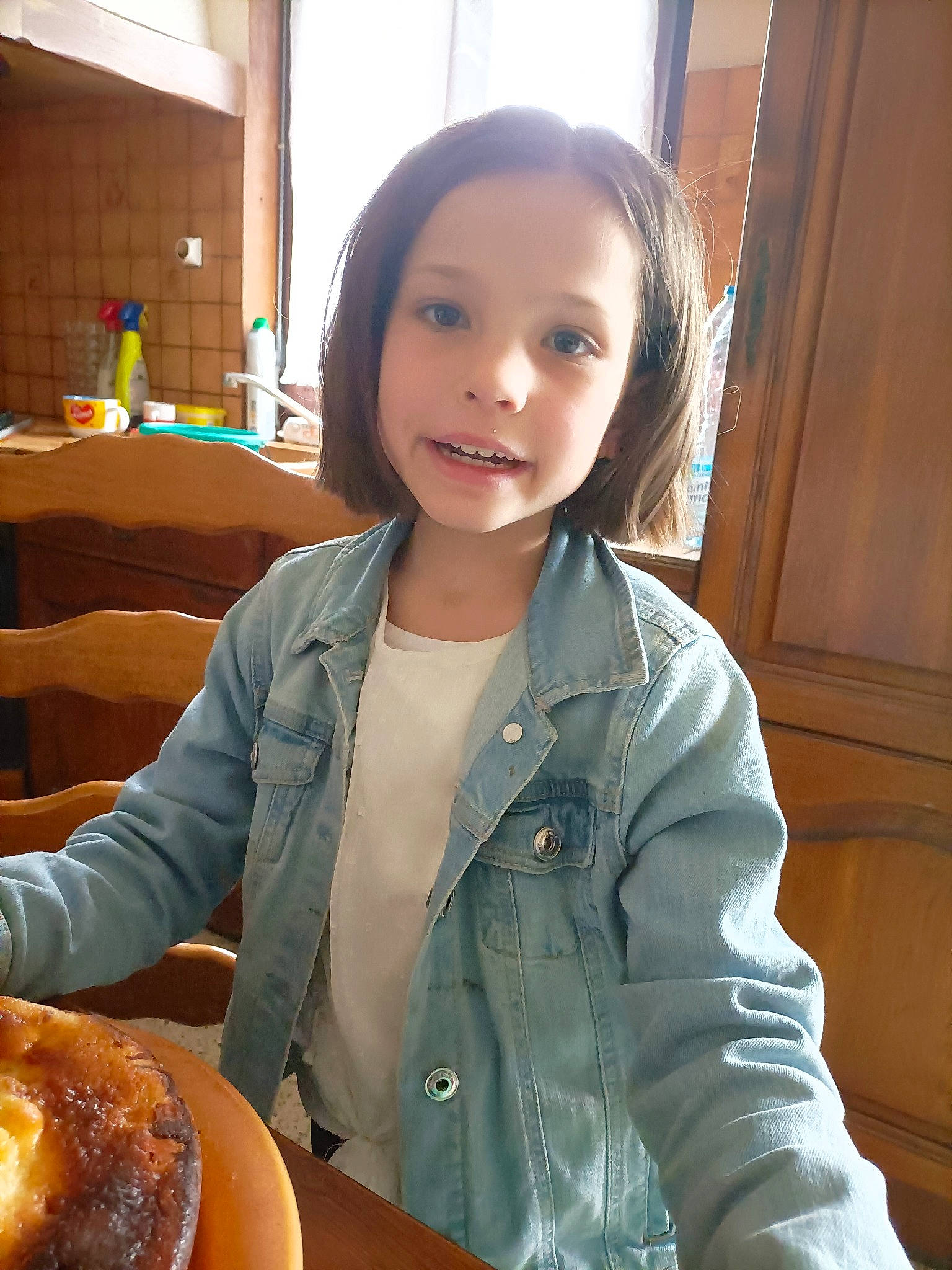 Améline participe au concours pour gagner de l'argent avec cette photo : bread, cake, chair, comfort_food, cooking, dish, drunken_chicken, fast_food, finger_food, food, fried_food, hendl, ingredient, person, plate, recipe, sitting, smile, tableware, thanksgiving