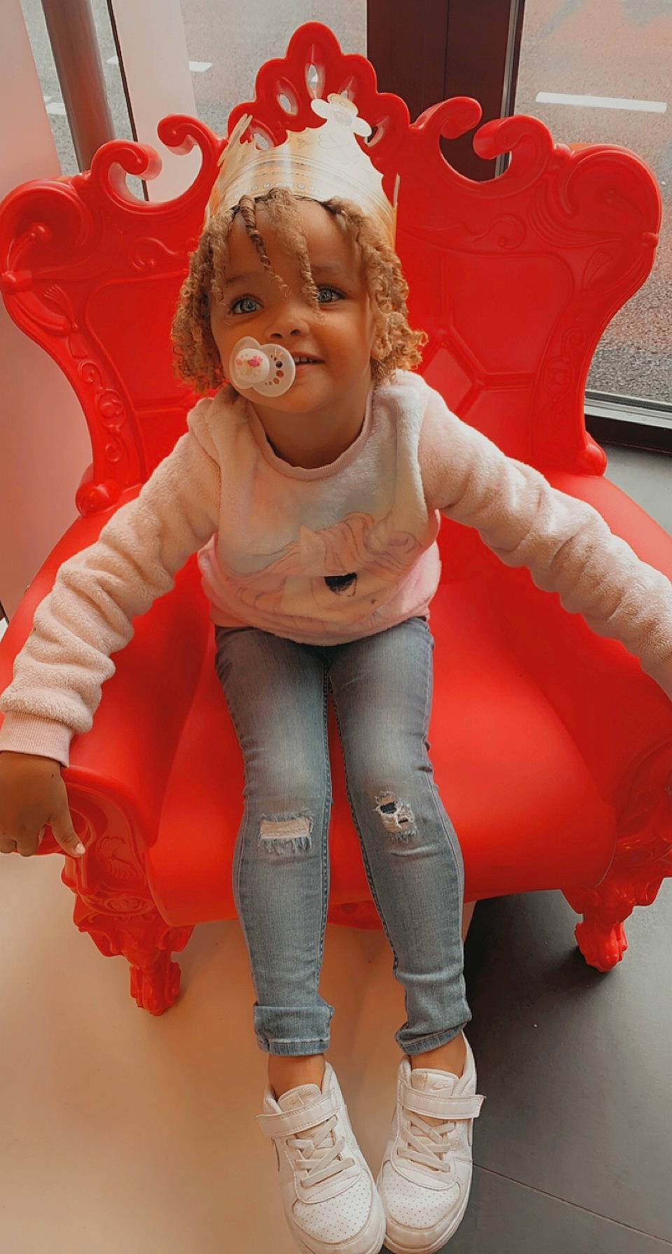 Jade a rejoint le concours — aidez-le/la à gagner de superbes lots ! carmine, chest, child, eye, fictional_character, flesh, fun, gesture, happy, human_leg, joint, mouth, peach, person, pink, red, sitting, smile, thigh, thumb