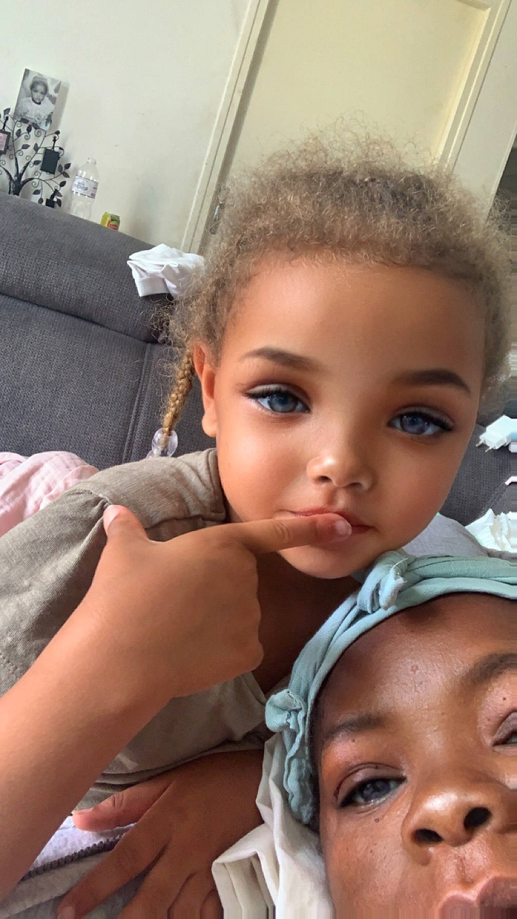 Jade participe au concours pour gagner de l'argent avec cette photo : cheek, chin, ear, eye, eyebrow, eyelash, face, forehead, gesture, hair, hairstyle, hand, happy, head, iris, lip, mouth, nose, organ, person