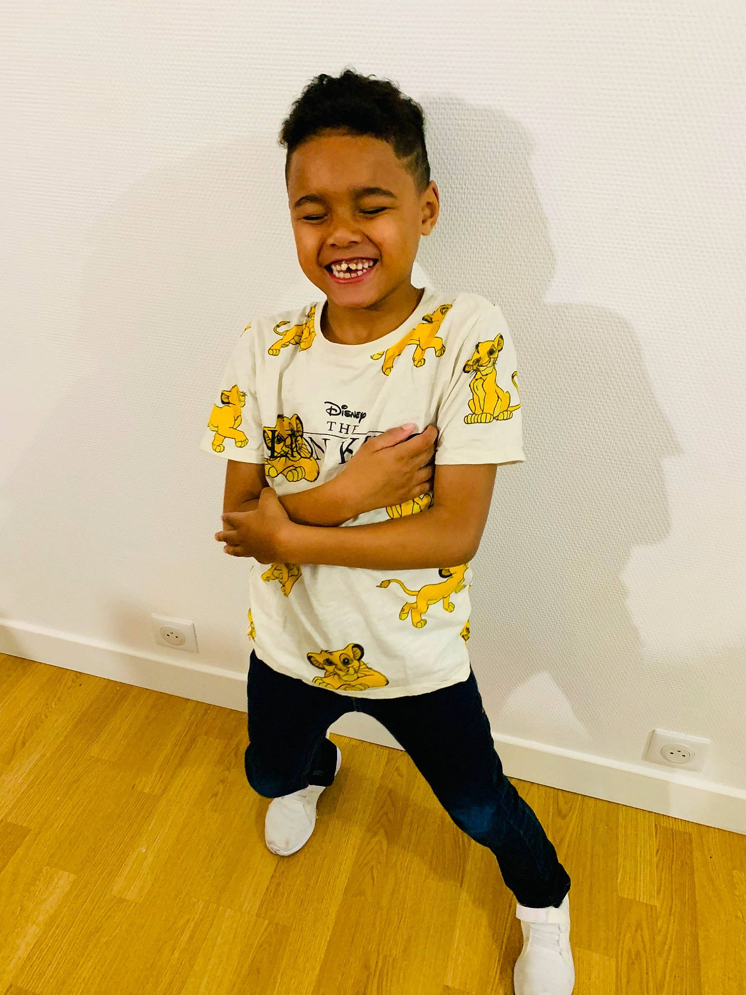 Ethan a rejoint le concours — aidez-le/la à gagner de superbes lots ! baby_toddler_clothing, face, floor, flooring, happy, hardwood, head, joint, joy, knee, leg, person, shoe, sleeve, smile, sneakers, sportswear, standing, sweatpant, t_shirt