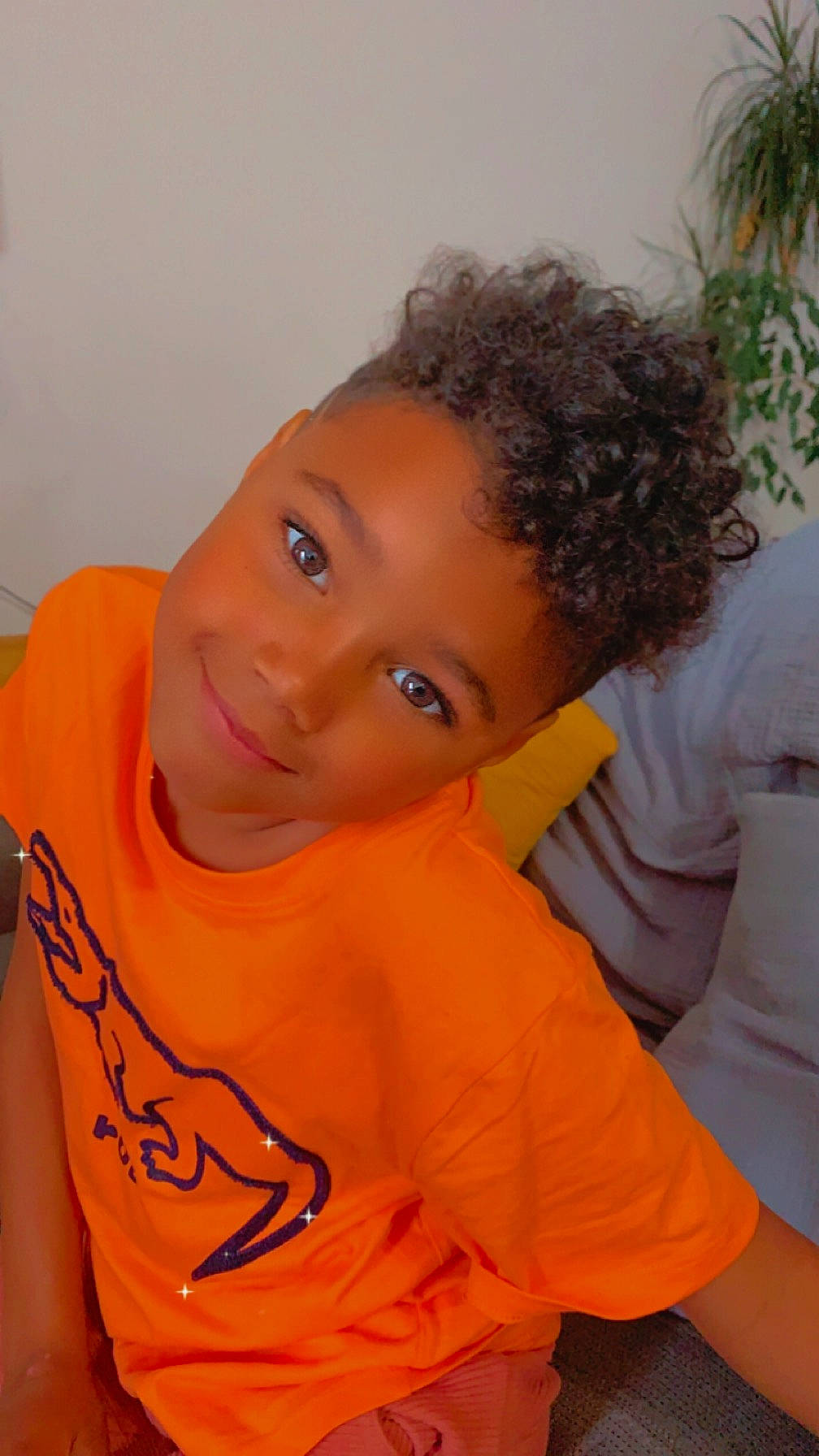 Ethan a rejoint le concours — aidez-le/la à gagner de superbes lots ! black_hair, cheek, chest, chin, elbow, eyebrow, forehead, fun, hairstyle, happy, joy, lip, mouth, neck, nose, orange, person, shoulder, skin, sleeve