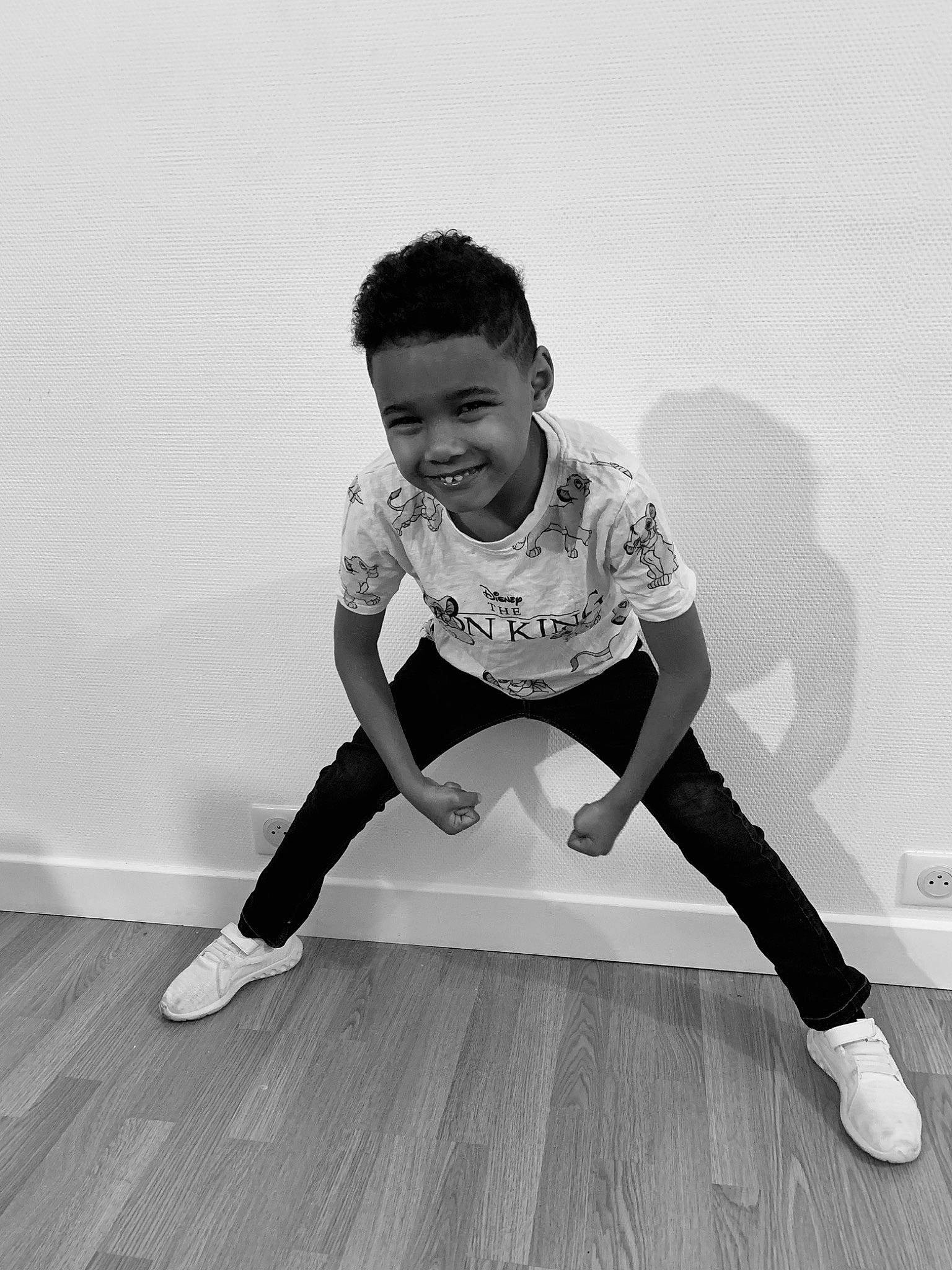 Ethan a rejoint le concours — aidez-le/la à gagner de superbes lots ! baby_toddler_clothing, flash_photography, flooring, foot, fun, happy, hardwood, human_leg, joy, knee, monochrome, monochrome_photography, person, portrait_photography, sitting, sleeve, smile, sportswear, standing, stock_photography