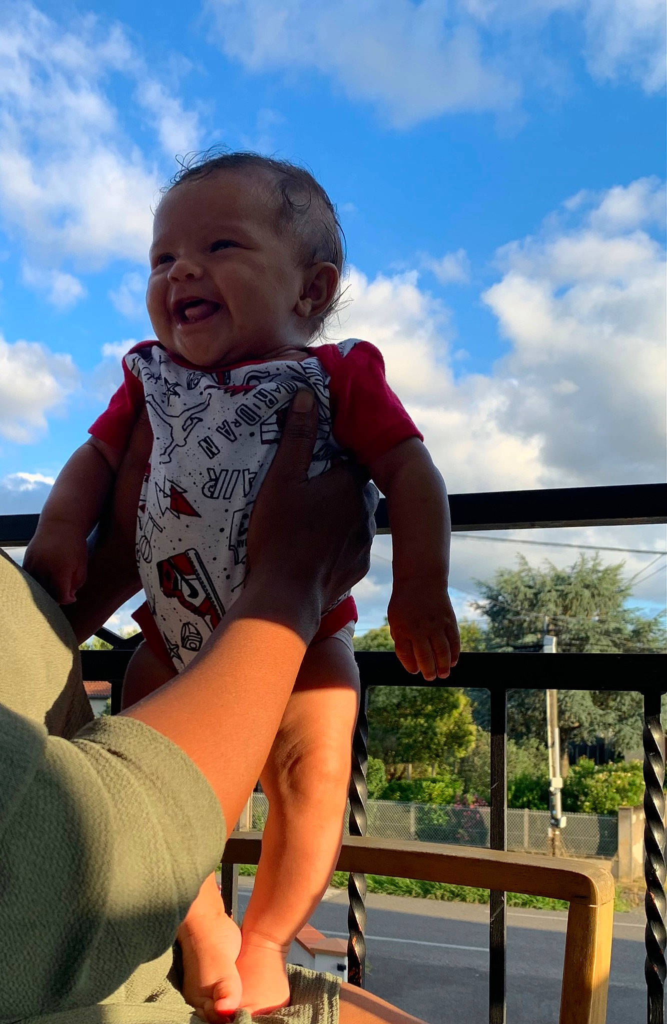 Arrya participe au concours pour gagner de l'argent avec cette photo : baby, baby_toddler_clothing, cloud, elbow, fun, grass, happy, human_leg, leisure, person, personal_protective_equipment, recreation, sitting, skin, sky, sleeve, smile, t_shirt, thigh, toddler