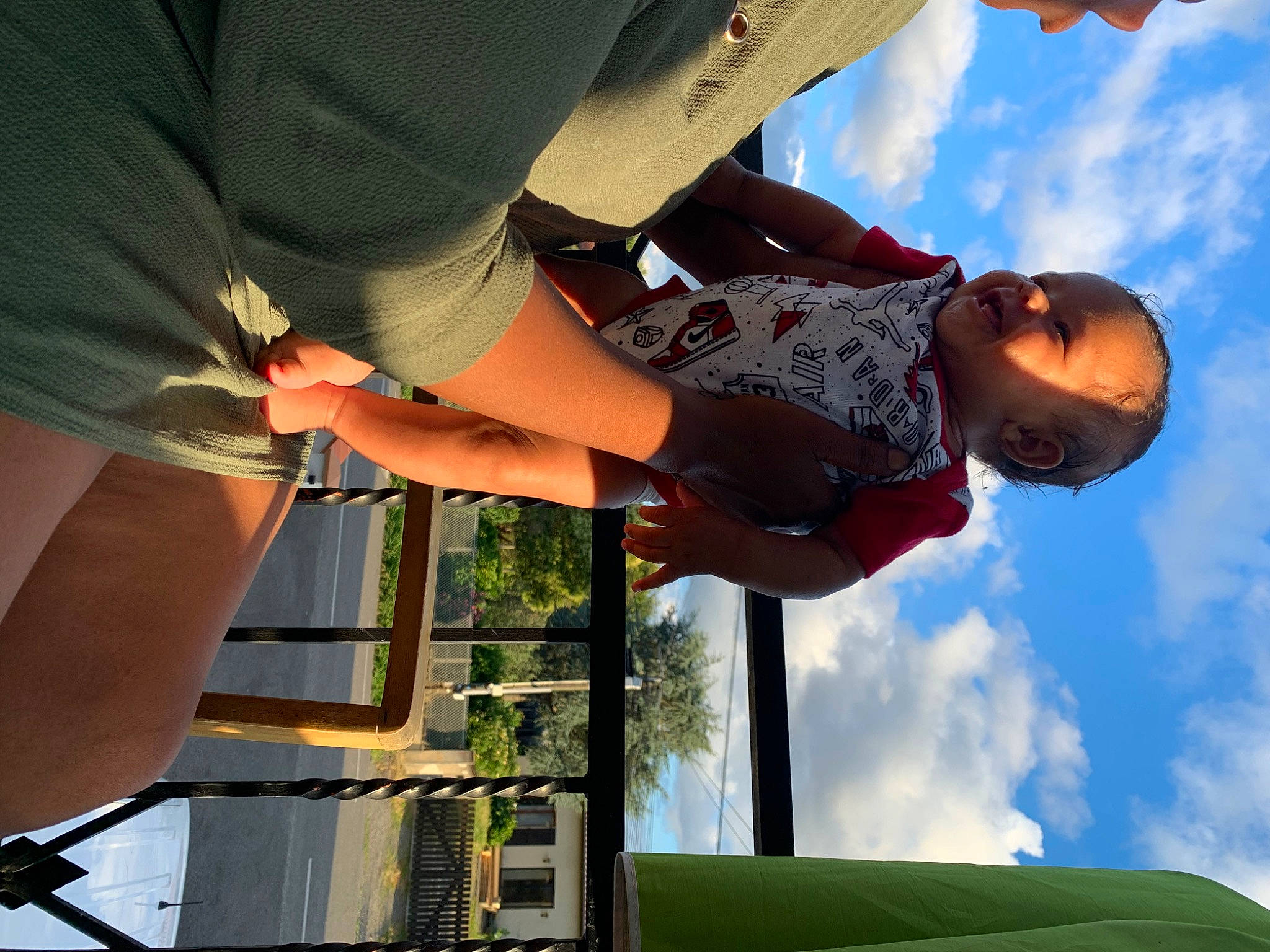 Arrya participe au concours pour gagner de l'argent avec cette photo : child, cloud, elbow, fun, gesture, happy, human_leg, knee, leisure, person, recreation, sky, t_shirt, travel, tree, vacation, wrist, yellow