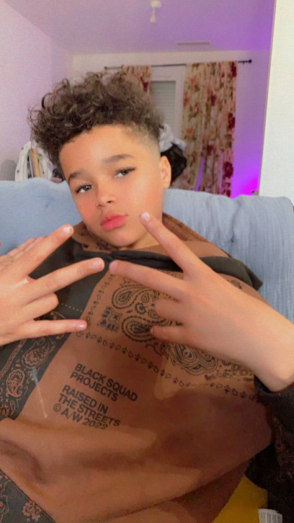 Noah a rejoint le concours — aidez-le/la à gagner de superbes lots ! arm, black_hair, chest, child, chin, eyebrow, eyelash, facial_expression, fashion_design, forehead, hand, joint, makeover, nail, neck, person, shoulder, skin, sleeve, trunk