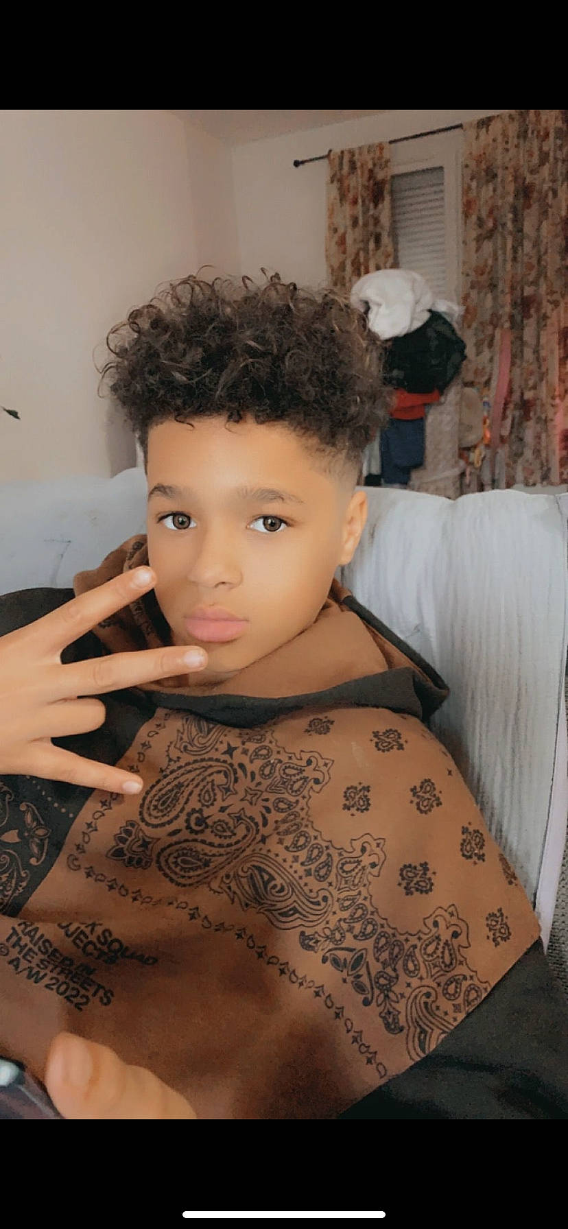 Noah a rejoint le concours — aidez-le/la à gagner de superbes lots ! beauty_salon, black_hair, chest, chin, eye, eyebrow, eyelash, fashion_design, flash_photography, flooring, forehead, hair, hairstyle, head, makeover, pattern, person, room, sleeve, tattoo