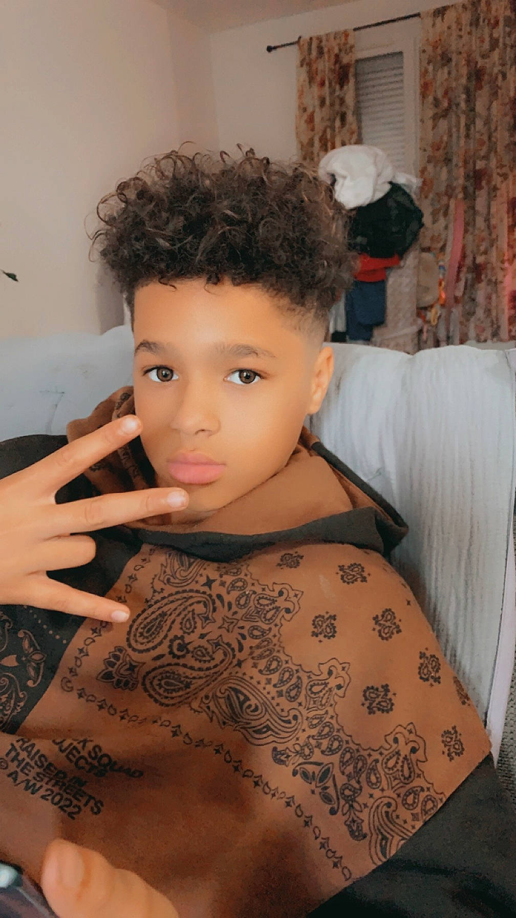 Noah a rejoint le concours — aidez-le/la à gagner de superbes lots ! beauty_salon, black_hair, chest, chin, crew_cut, eye, eyebrow, eyelash, fashion_design, flash_photography, flooring, forehead, hair, hairstyle, head, makeover, pattern, person, skin, sleeve