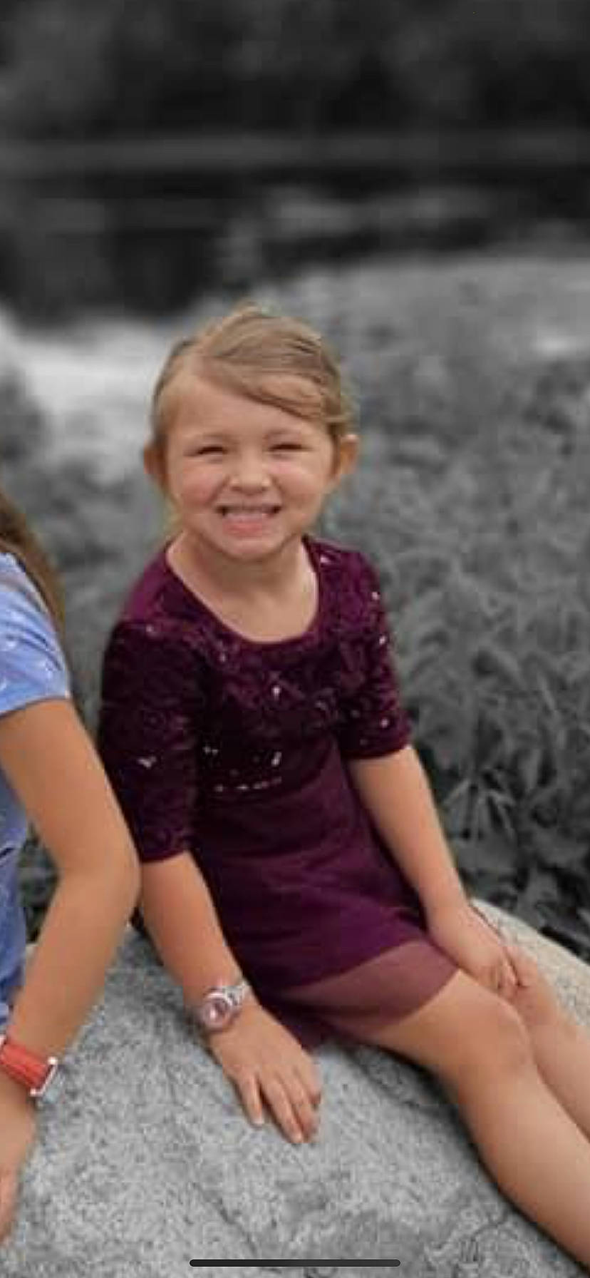 Milani is registered to the contest to win money with this photo: blond, child, fun, grass, hairstyle, happy, human_leg, joy, knee, leisure, people_in_nature, person, recreation, sitting, skin, smile, summer, t_shirt, thigh, toddler