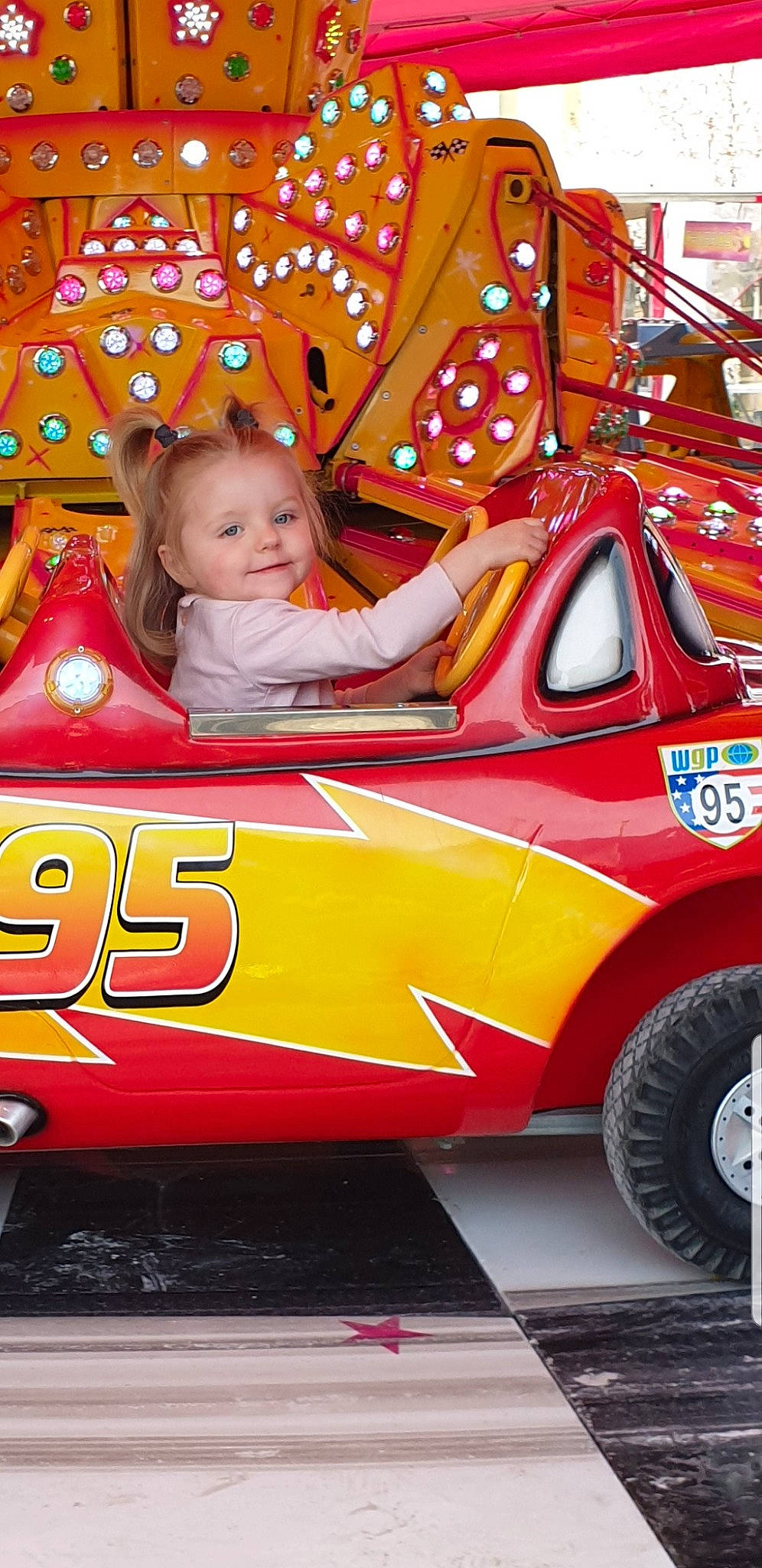 Lisa a rejoint le concours — aidez-le/la à gagner de superbes lots ! amusement_park, amusement_ride, car, child, fire_apparatus, fun, nonbuilding_structure, person, play, recreation, red, toddler, toy, vehicle