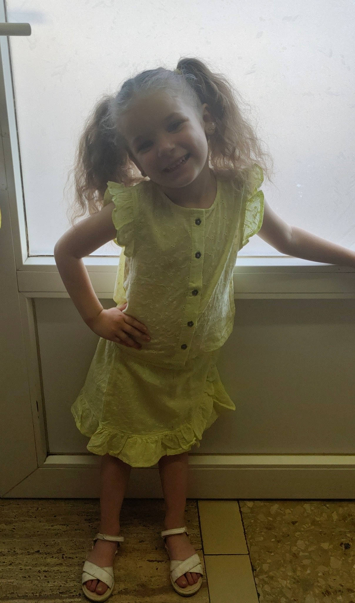 Eleanor a rejoint le concours — aidez-le/la à gagner de superbes lots ! arm, baby_toddler_clothing, dress, facial_expression, gesture, hair, hairstyle, happy, joint, joy, leg, one_piece_garment, person, shoulder, skin, sleeve, smile, standing, toddler, waist