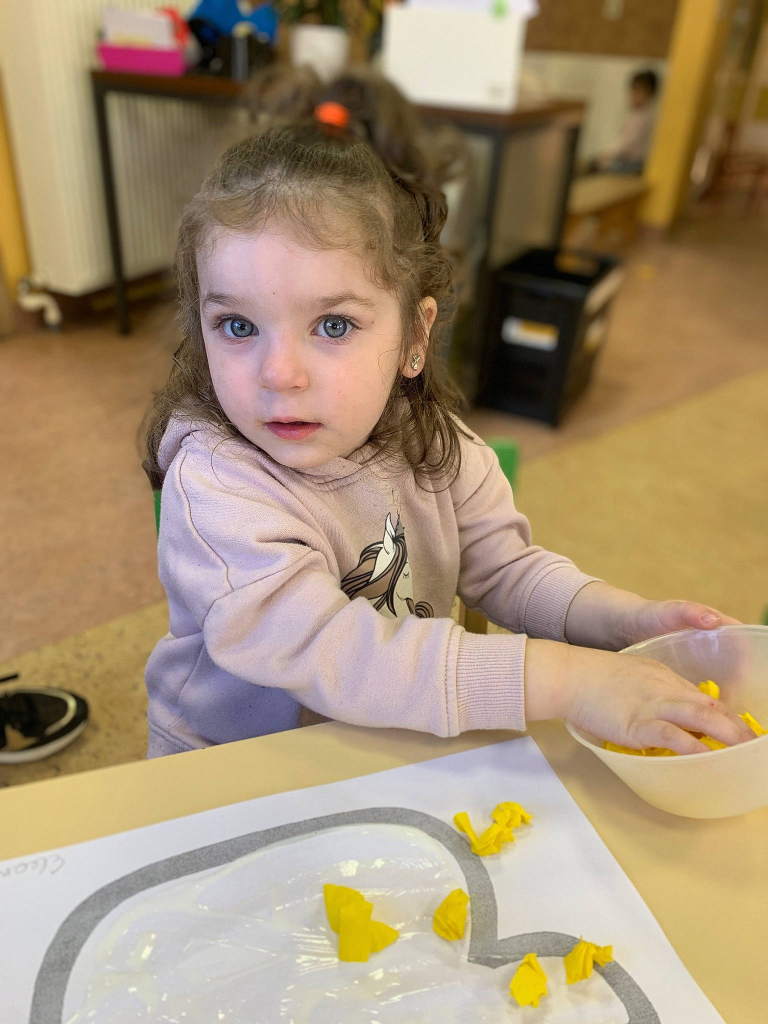 Eleanor participe au concours pour gagner de l'argent avec cette photo : beauty, chair, child, comfort_food, desk, dishware, event, flooring, fun, head, learning, person, plate, room, sitting, spoon, table, tableware, toddler, visual_arts