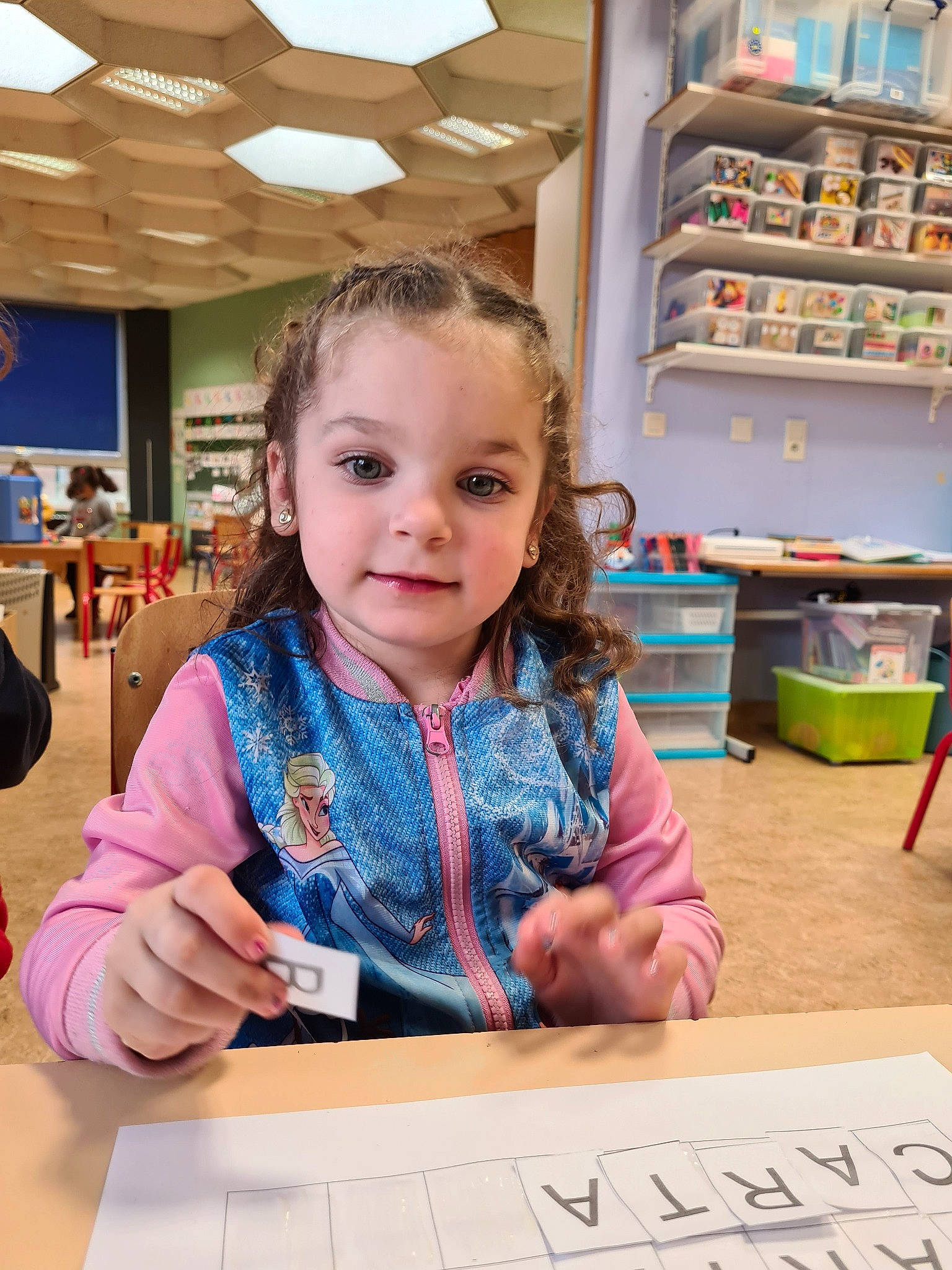Eleanor a rejoint le concours — aidez-le/la à gagner de superbes lots ! chair, child, finger, fun, hand, handwriting, leisure, office_supplies, people, person, photograph, room, shelf, shelving, snapshot, t_shirt, table, toddler, writing, writing_implement
