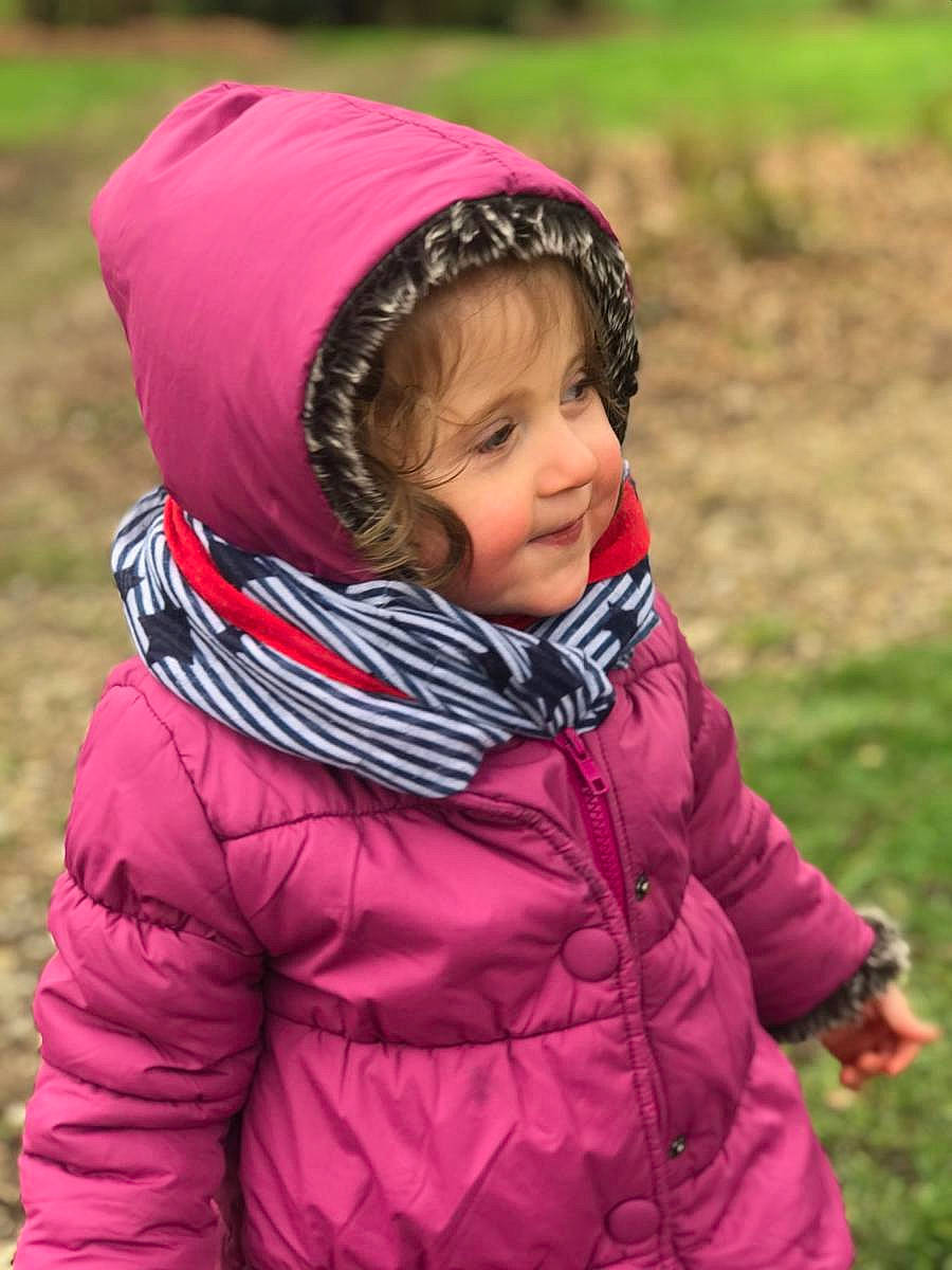 Gabriela a rejoint le concours — aidez-le/la à gagner de superbes lots ! baby, child, fun, grass, grassland, happy, headgear, jacket, leisure, magenta, people, people_in_nature, person, personal_protective_equipment, pink, recreation, scarf, spring, toddler, windbreaker