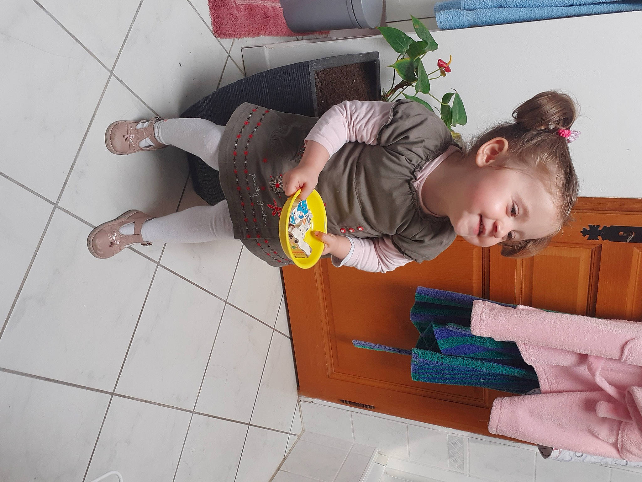 Gabriela a rejoint le concours — aidez-le/la à gagner de superbes lots ! baby, baby_toddler_clothing, child, comfort, flooring, foot, fun, houseplant, human_leg, joint, knee, person, plant, room, sandal, sitting, sneakers, t_shirt, thigh, toddler