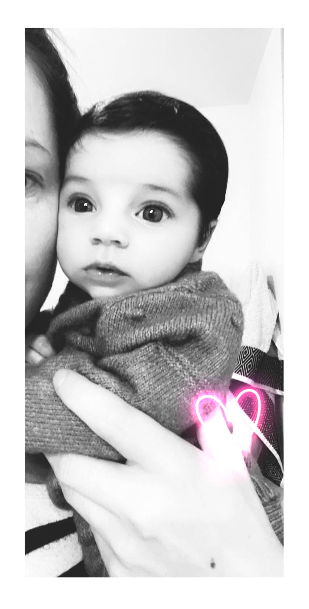 Meliha a rejoint le concours — aidez-le/la à gagner de superbes lots ! beauty, black_and_white, cheek, child, child_model, eye, face, finger, hand, lip, monochrome_photography, nose, person, photograph, photography, selfie, skin, smile, snapshot, stock_photography