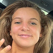 Chemsy participe au concours pour gagner de l'argent avec cette photo : child, smile, peace_sign, seatbelt, car, portrait, face, human, hair, casual, young, happy, inside, window, skin, person, clothing, transport, head, gesture