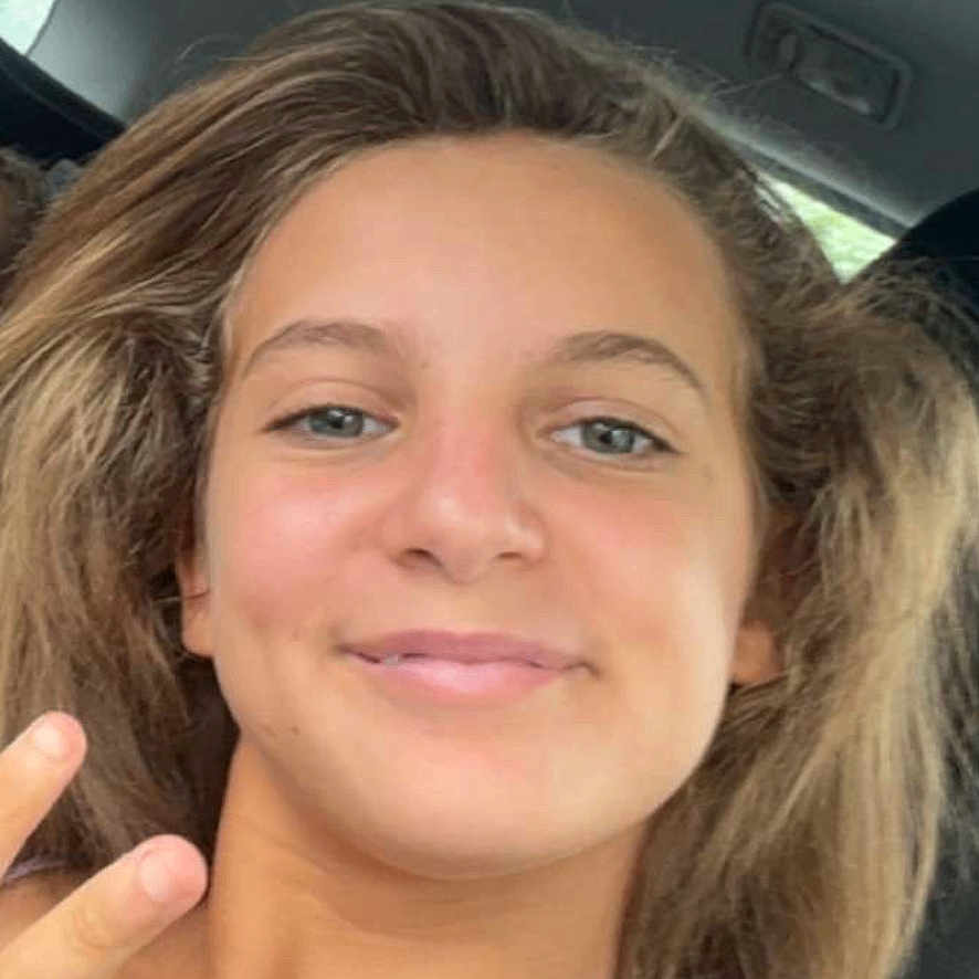 Chemsy participe au concours pour gagner de l'argent avec cette photo : car, casual, child, clothing, face, gesture, hair, happy, head, human, inside, peace_sign, person, portrait, seatbelt, skin, smile, transport, window, young