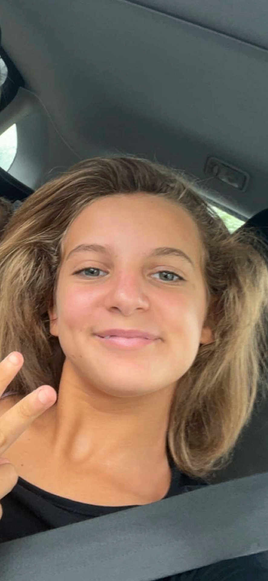 Chemsy participe au concours pour gagner de l'argent avec cette photo : child, smile, peace_sign, seatbelt, car, portrait, face, human, hair, casual, young, happy, inside, window, skin, person, clothing, transport, head, gesture