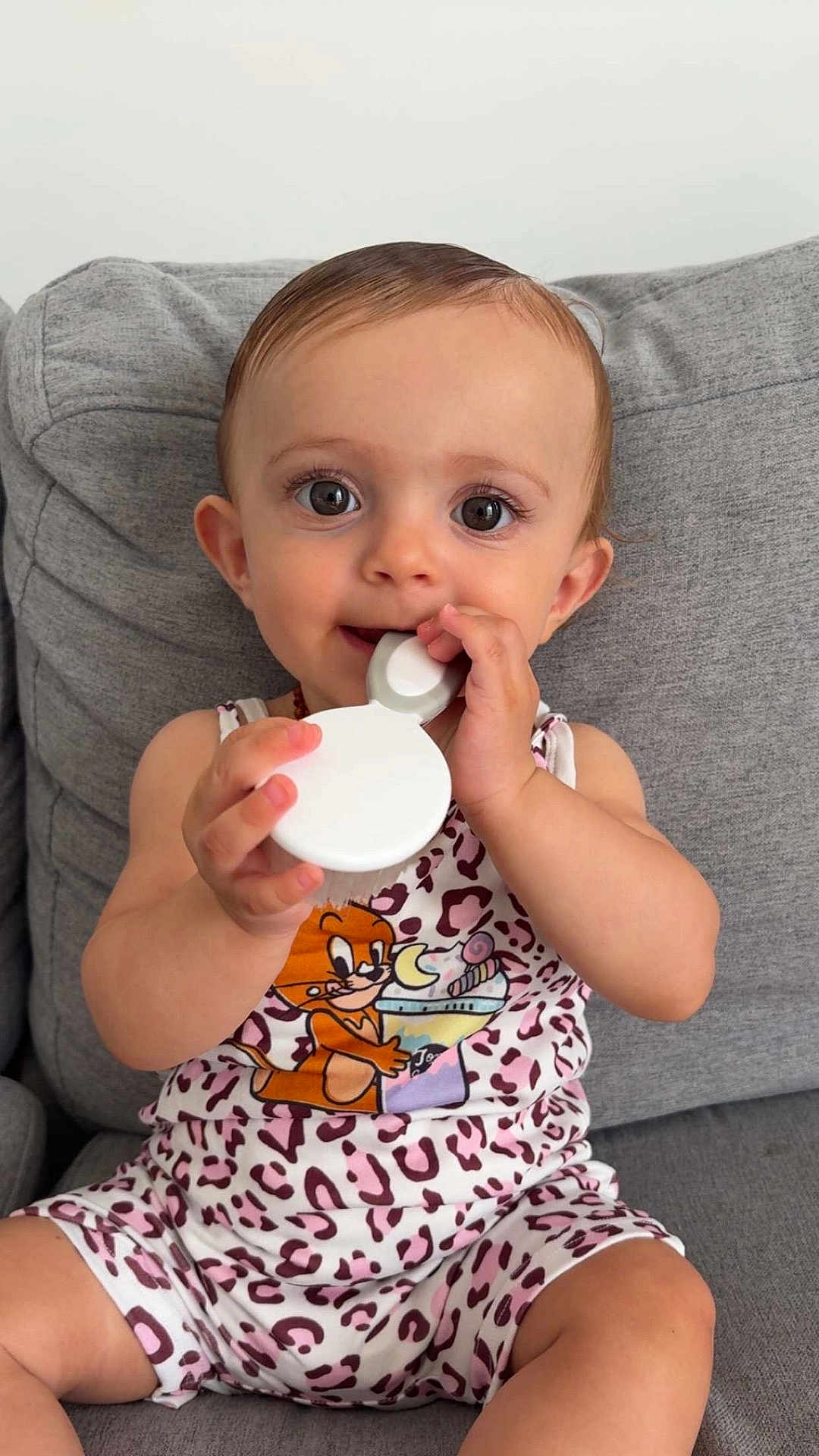 Jannah a rejoint le concours — aidez-le/la à gagner de superbes lots ! baby, child, infant, cute, smiling, leopard_print, cartoon, cat, ice_cream, couch, gray, clothing, sitting, holding, hand, face, eyes, indoors, young, playful