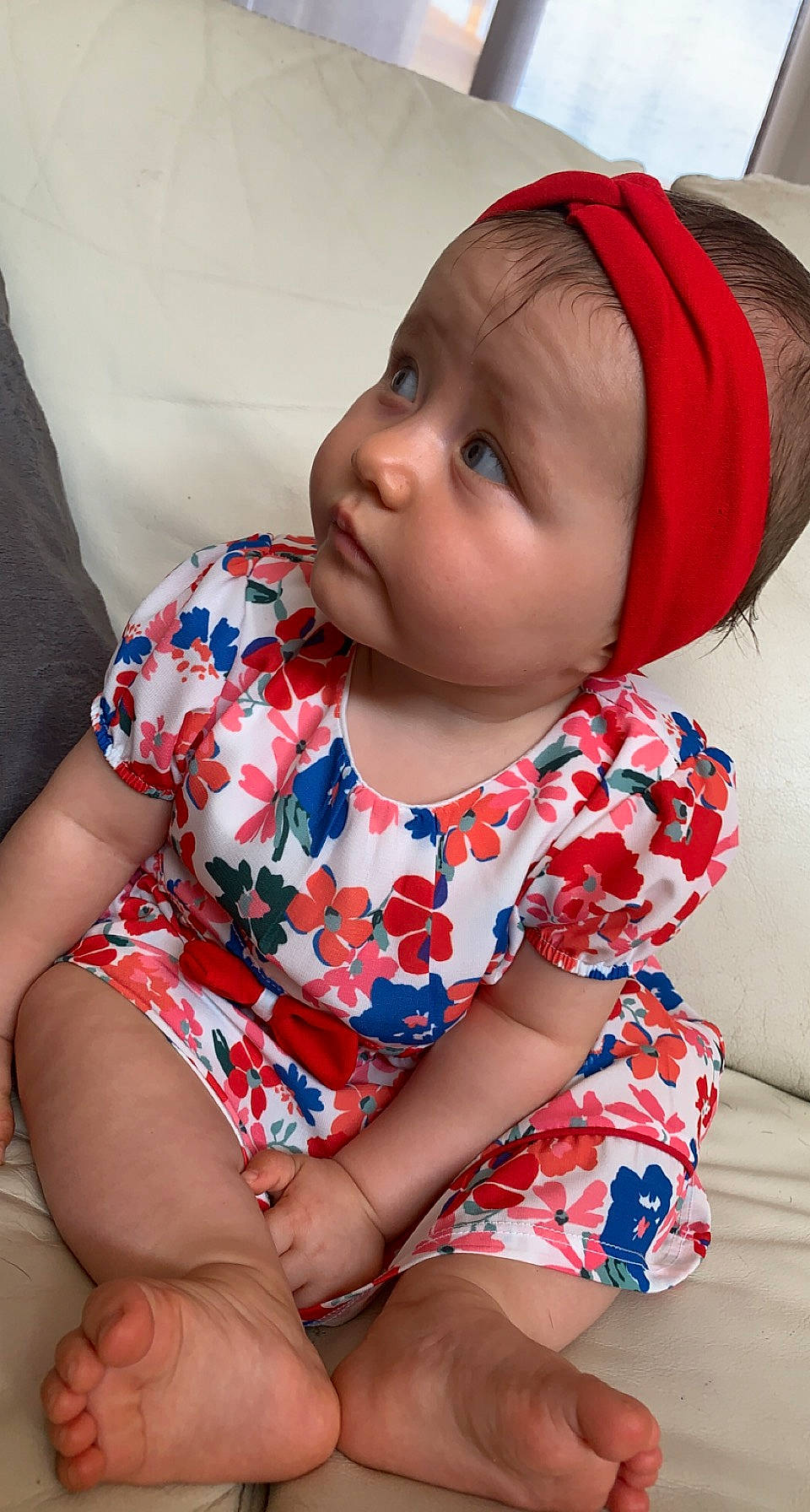 Sérèna a rejoint le concours — aidez-le/la à gagner de superbes lots ! baby_toddler_clothing, cheek, chin, collar, comfort, dress, eye, face, facial_expression, happy, headwear, human, lip, mouth, neck, nose, orange, person, pink, skin