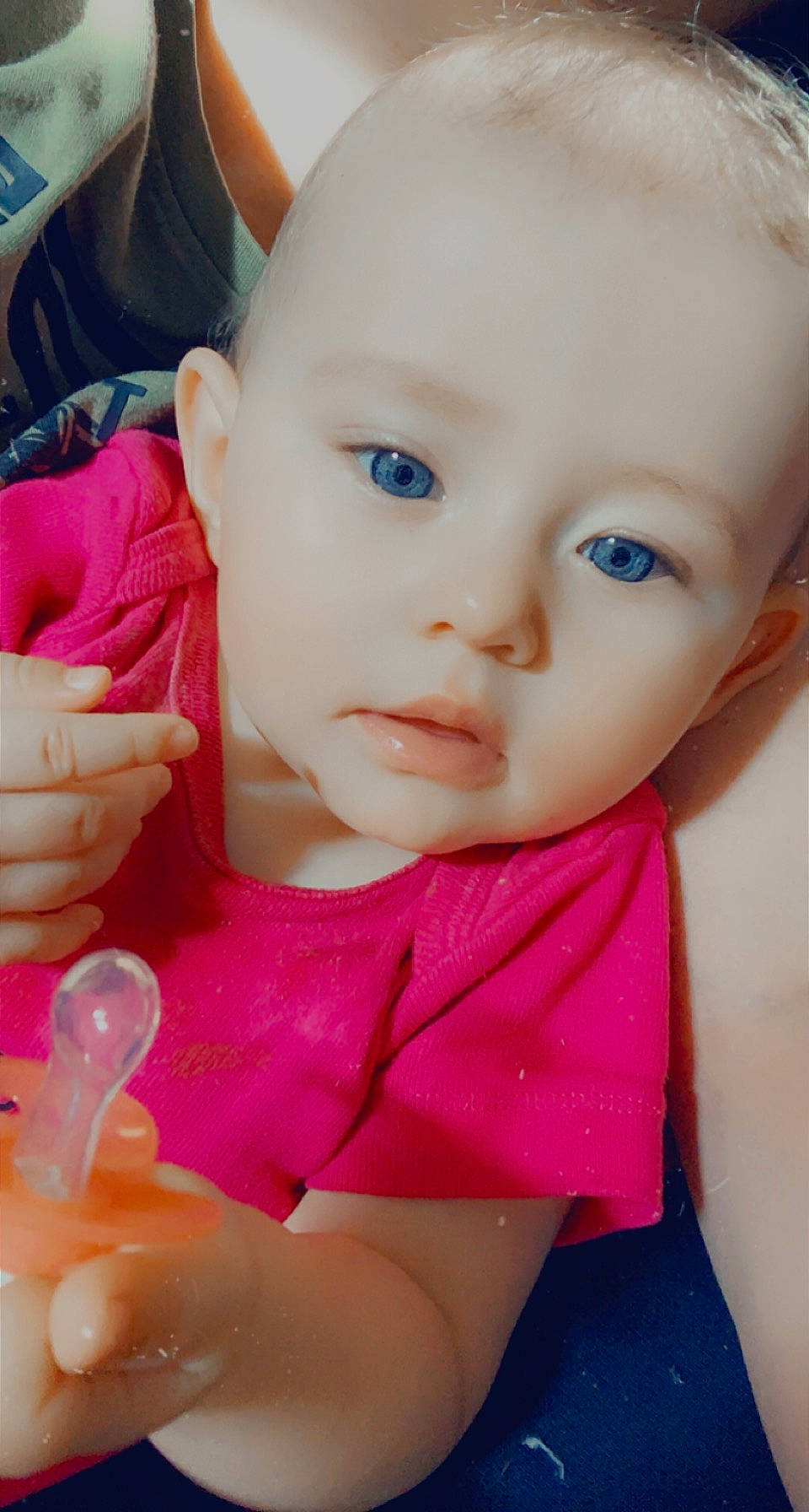 Sérèna a rejoint le concours — aidez-le/la à gagner de superbes lots ! baby, baby_toddler_clothing, cheek, chin, ear, eyebrow, eyelash, facial_expression, finger, gesture, hand, iris, lip, mouth, neck, nose, person, pink, product, skin