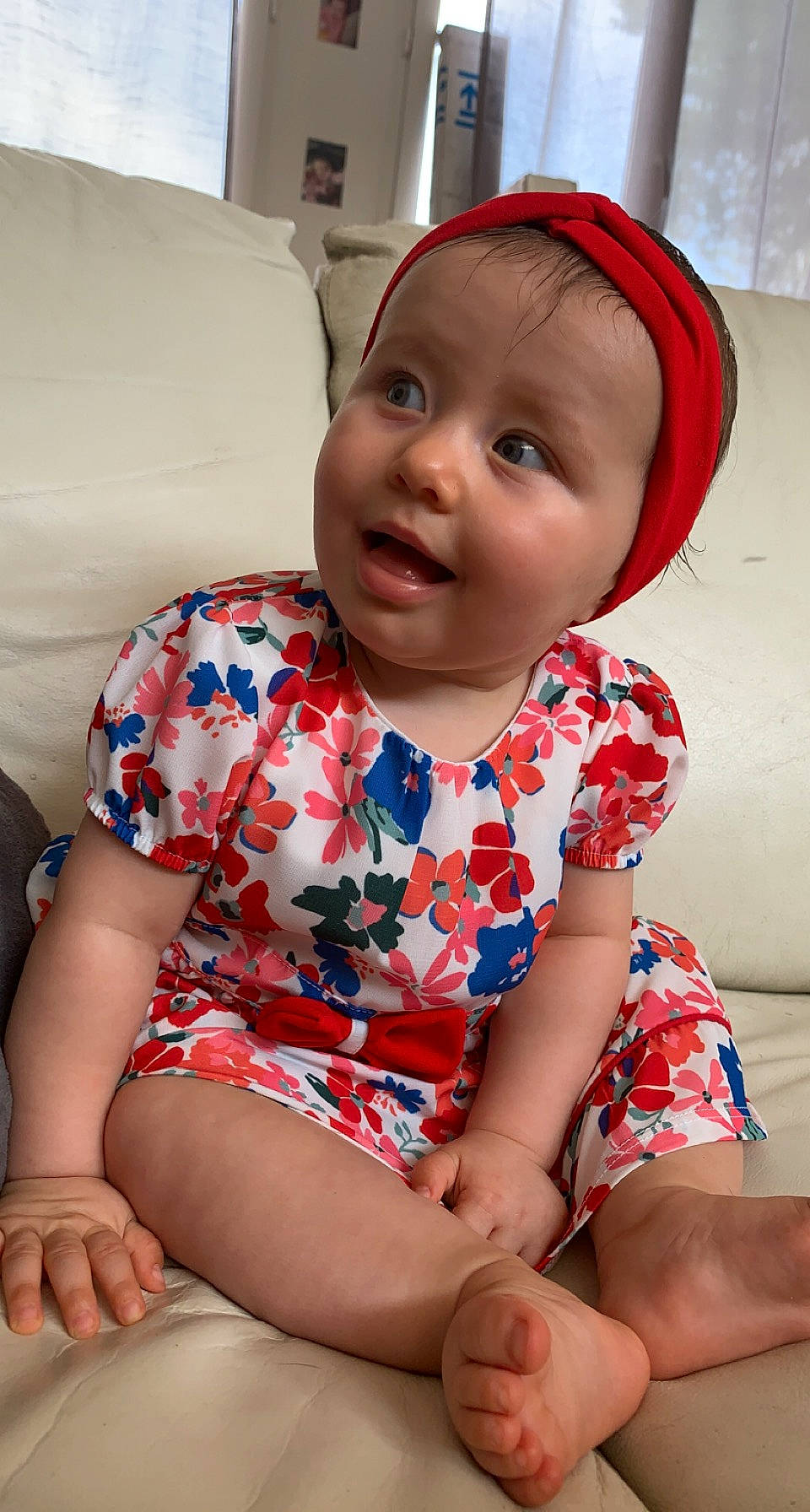 Sérèna participe au concours pour gagner de l'argent avec cette photo : baby_toddler_clothing, cheek, chin, comfort, dress, eye, face, facial_expression, happy, head, knee, lip, mouth, neck, nose, person, shoulder, skin, sleeve, standing