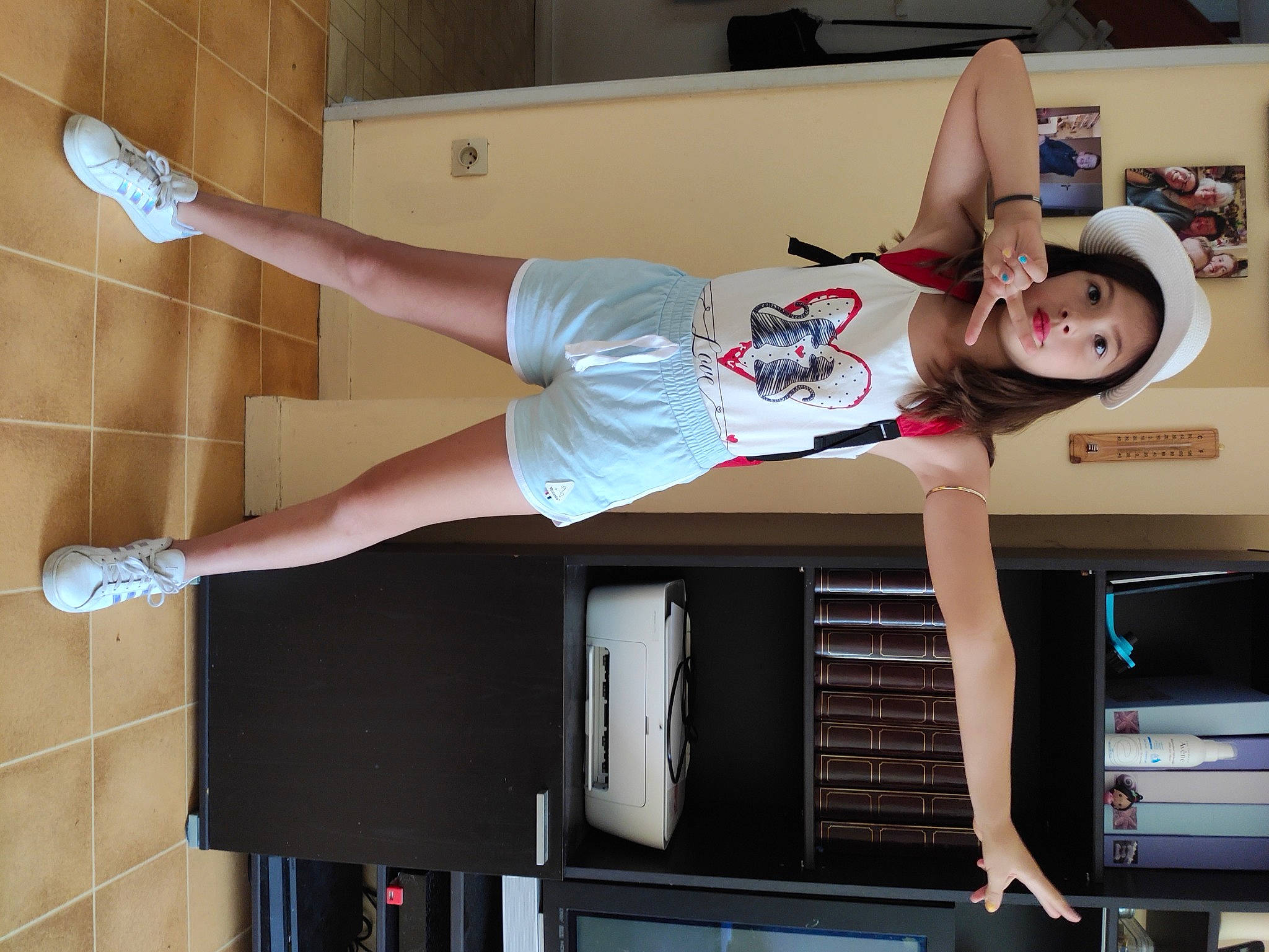 Camille a rejoint le concours — aidez-le/la à gagner de superbes lots ! abdomen, arm, automotive_design, balance, calf, chest, elbow, home_appliance, human_leg, joy, knee, leg, machine, person, room, shorts, sportswear, thigh, tire, trunk