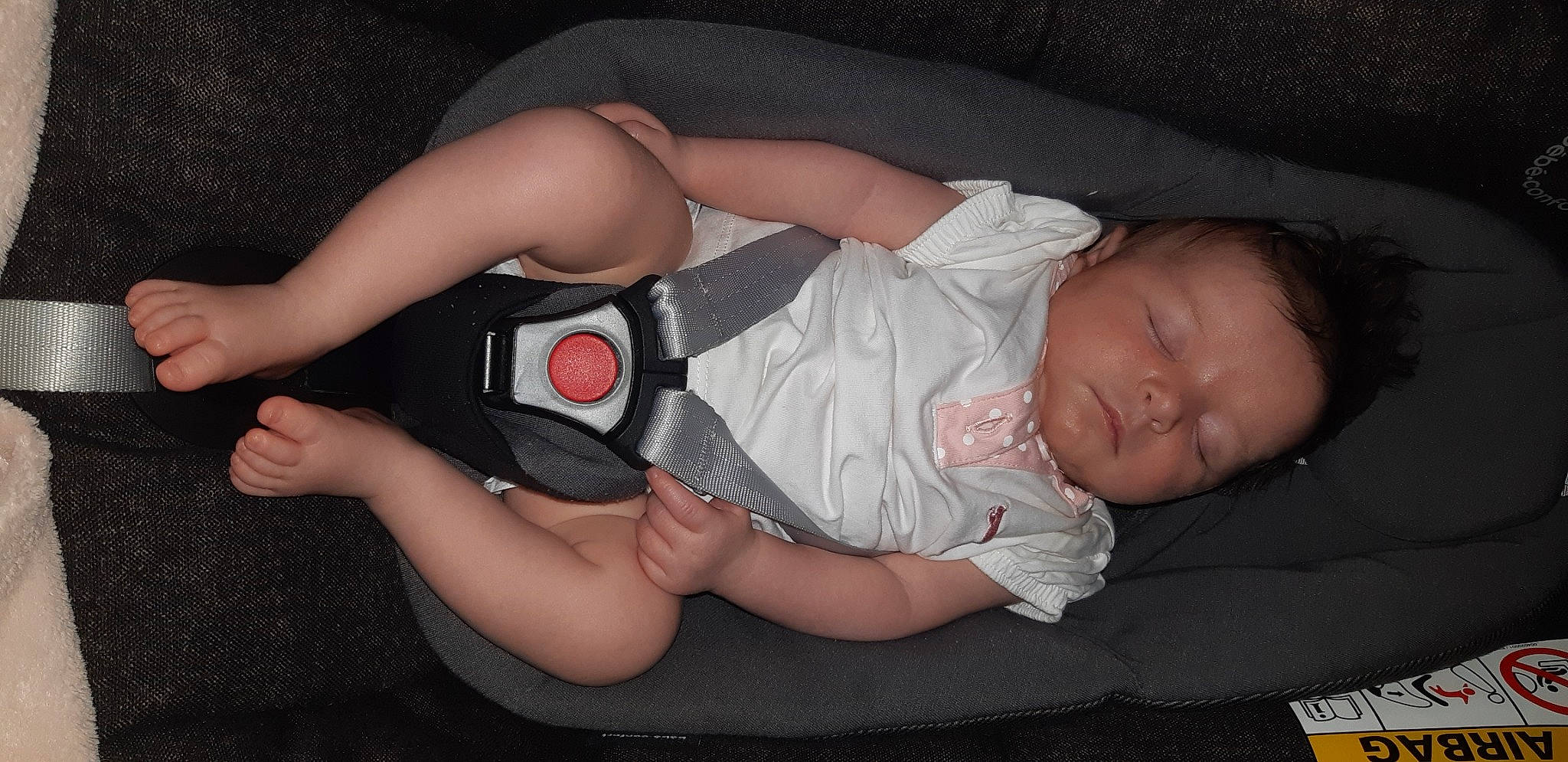 Amaya a rejoint le concours — aidez-le/la à gagner de superbes lots ! arm, baby, baby_toddler_clothing, chest, comfort, couch, elbow, finger, flash_photography, fun, hand, human_body, human_leg, joint, leg, mouth, nail, person, skin, thigh