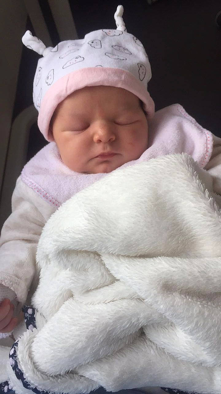 Amaya participe au concours pour gagner de l'argent avec cette photo : baby, baby_products, baby_sleeping, baby_toddler_clothing, cap, cheek, child, comfort, ear, eye, face, head, headgear, headwear, knit_cap, linens, mouth, nose, person, pink