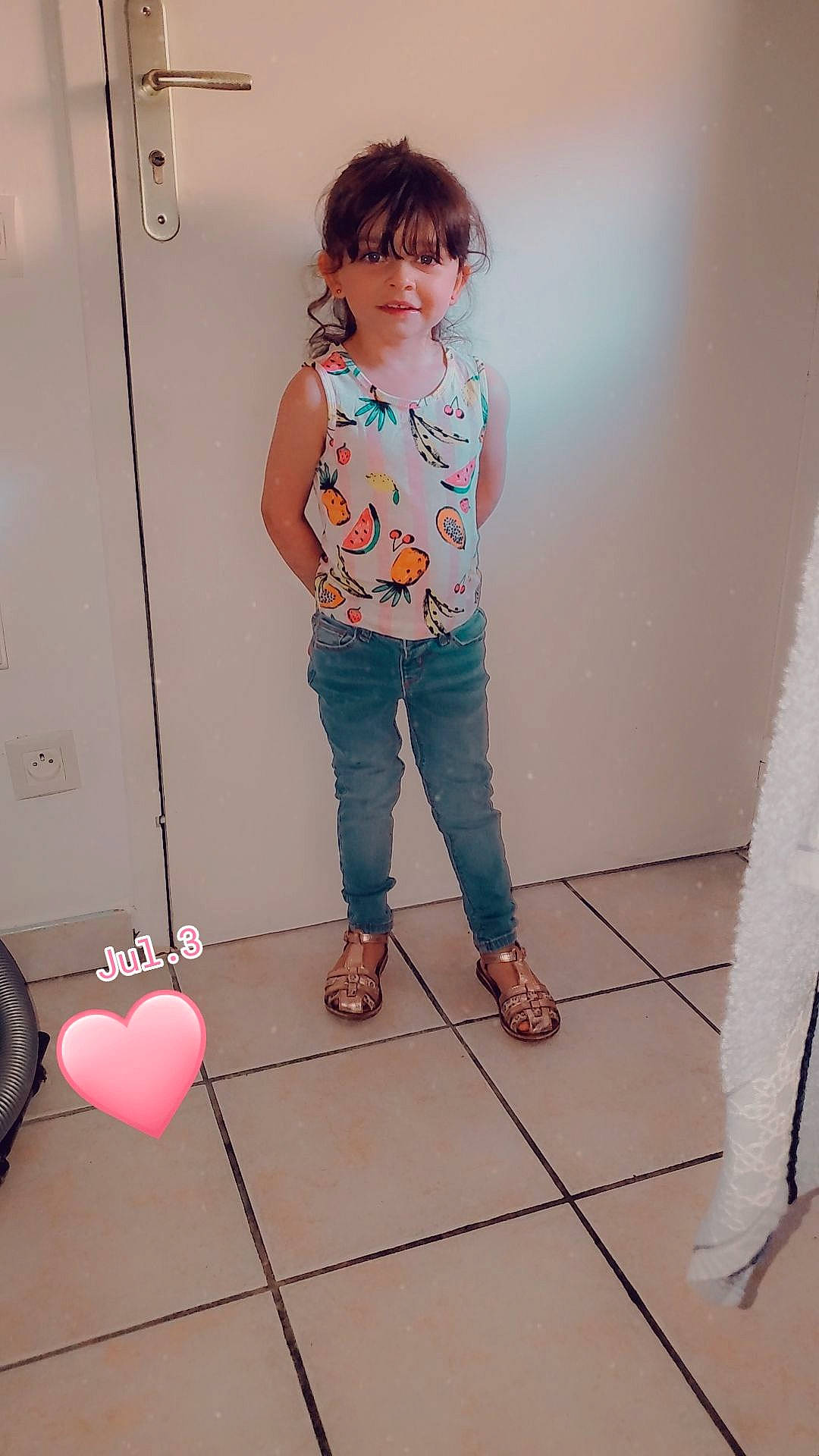 Heilly participe au concours pour gagner de l'argent avec cette photo : denim, fashion_design, floor, flooring, fun, happy, human_leg, jeans, joint, joy, knee, magenta, pattern, person, pink, sleeve, sneakers, standing, t_shirt, thigh