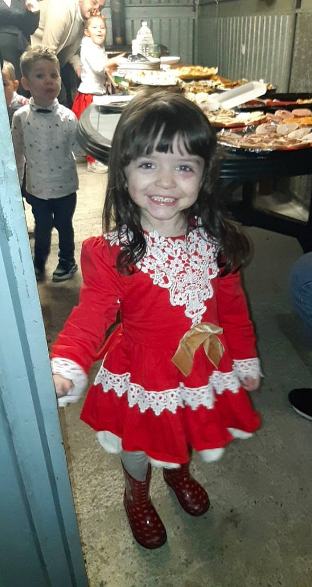 Heilly participe au concours pour gagner de l'argent avec cette photo : clothing, cuisine, event, face, facial_expression, footwear, fun, happy, head, joy, person, plate, shoe, skin, smile, sneakers, sock, table, tableware, toddler