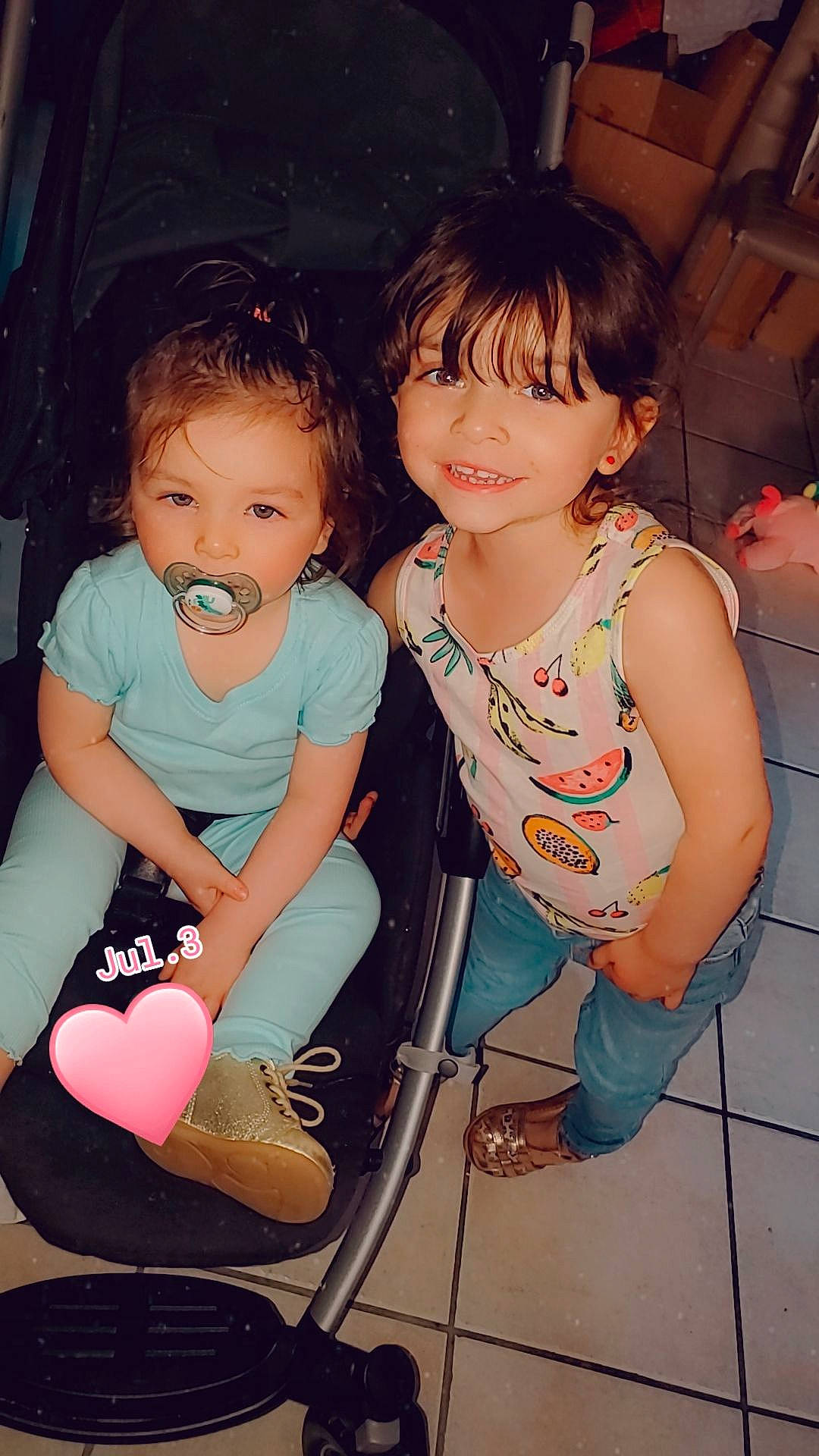 Heilly participe au concours pour gagner de l'argent avec cette photo : arm, cheek, chin, finger, flash_photography, hair, happy, head, iris, joint, joy, leg, mouth, person, pink, shoe, shorts, shoulder, skin, smile