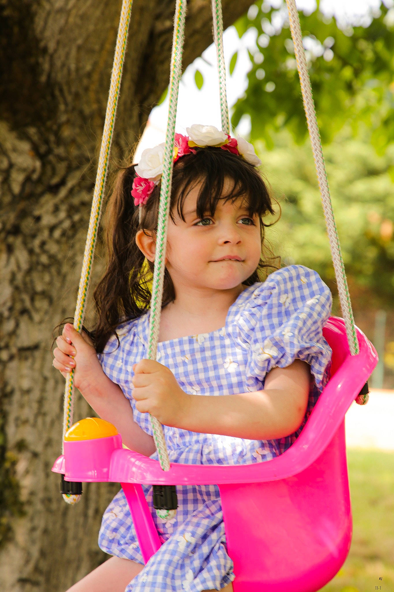 Heilly participe au concours pour gagner de l'argent avec cette photo : arm, child, eye, fun, grass, green, happy, human_body, leisure, people, person, photograph, pink, playground, recreation, red, skin, swing, toddler, tree