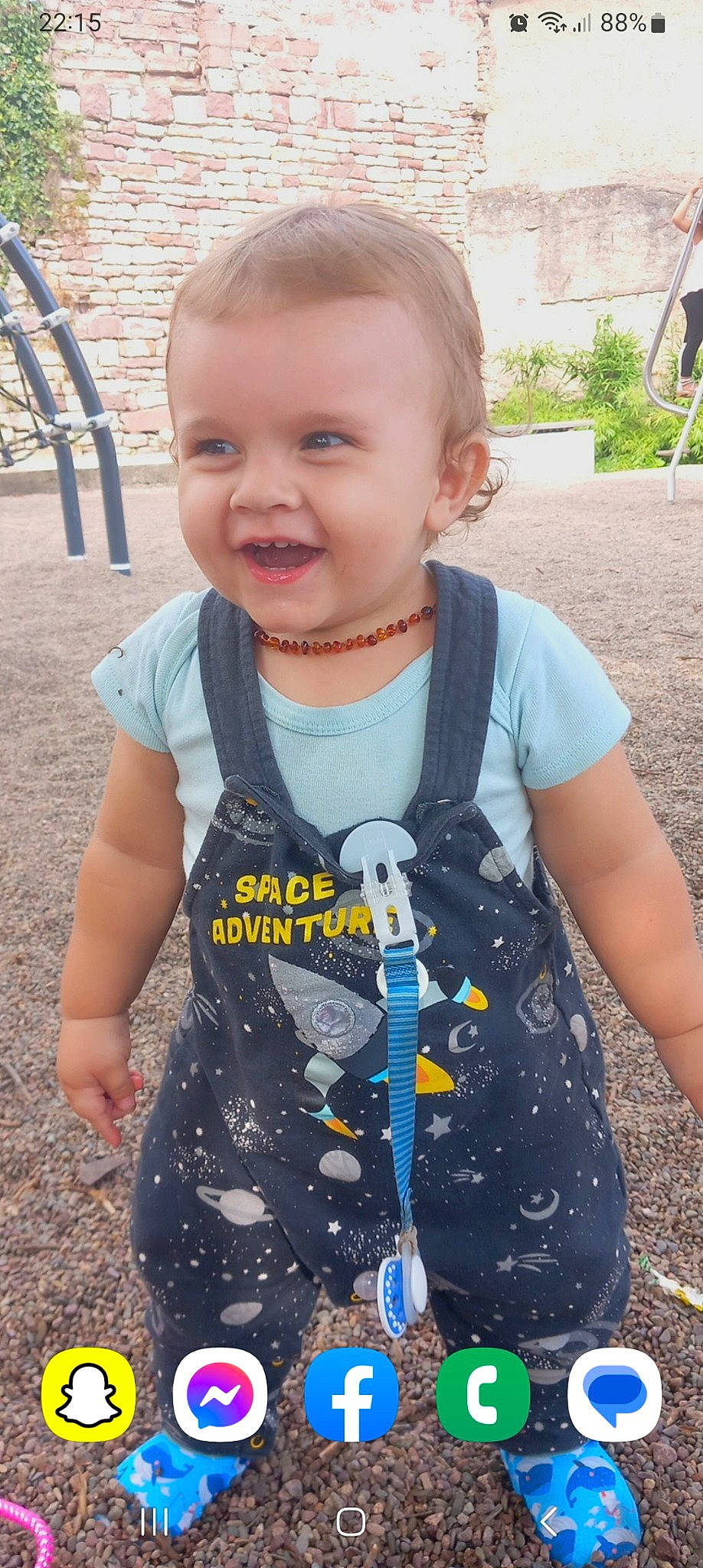 Mayron a rejoint le concours — aidez-le/la à gagner de superbes lots ! baby, baby_products, baby_toddler_clothing, child, electric_blue, face, fun, grass, hairstyle, happy, head, jewellery, joy, neck, pattern, person, sleeve, smile, standing, summer