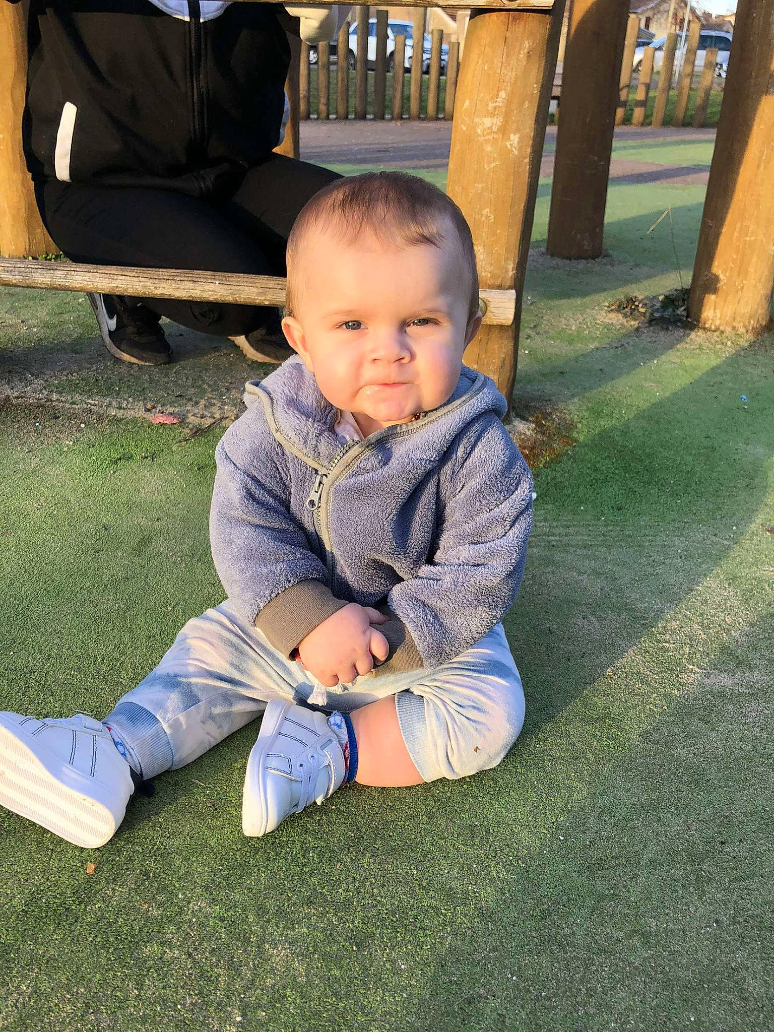 Mayron participe au concours pour gagner de l'argent avec cette photo : baby, baby_toddler_clothing, child, electric_blue, flooring, foot, fun, grass, happy, lap, leaf, leg, leisure, people_in_nature, person, plant, play, recreation, sitting, smile