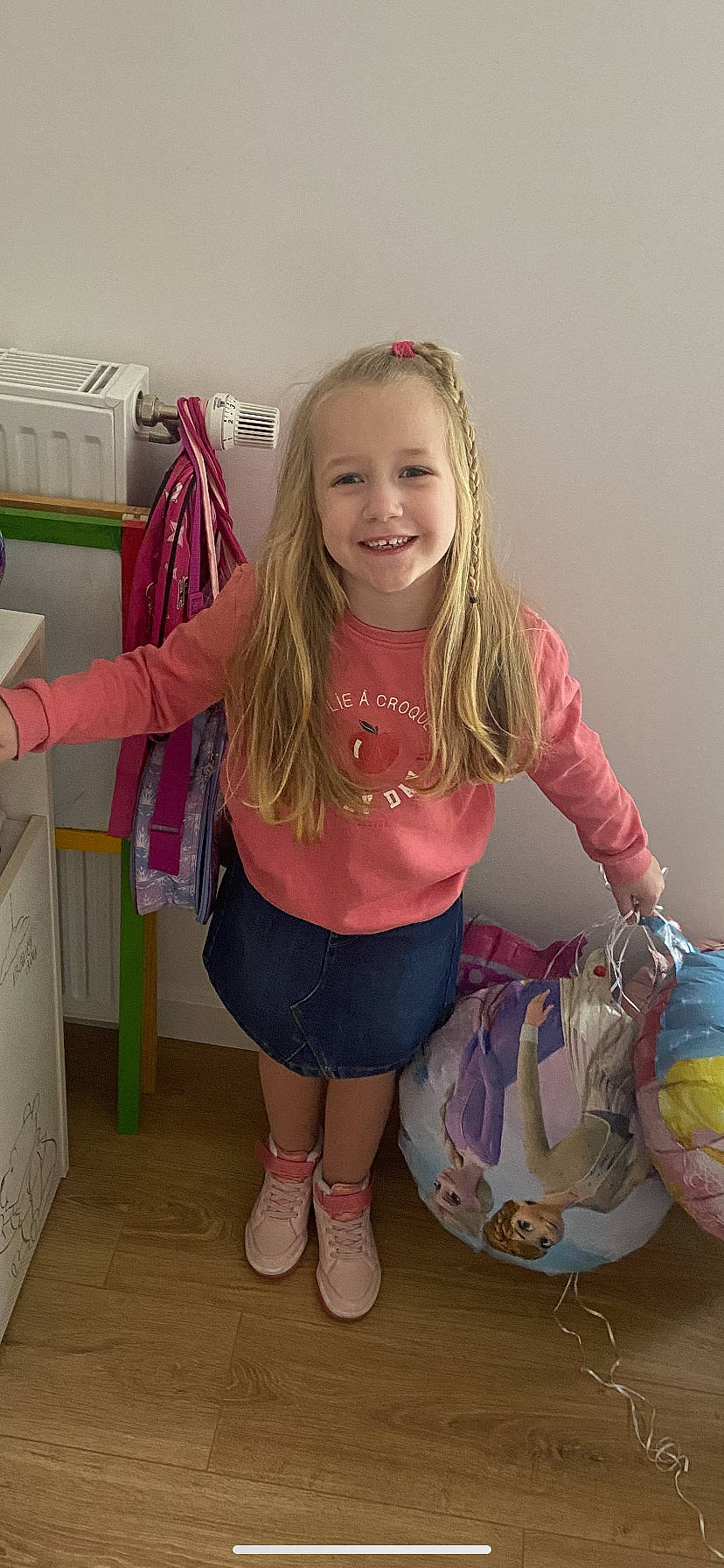 Manon participe au concours pour gagner de l'argent avec cette photo : baby_toddler_clothing, beauty, blond, child, clothing, fun, happy, human_leg, joy, knee, leg, magenta, pattern, person, pink, purple, sleeve, smile, sock, t_shirt