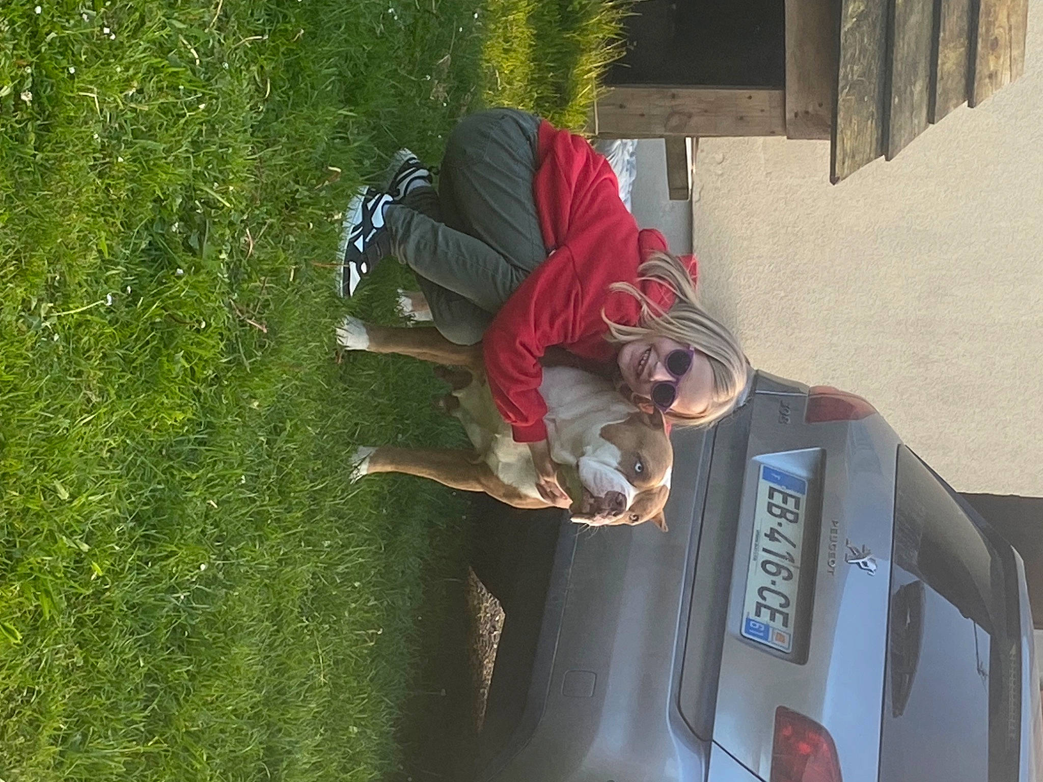 Manon a rejoint le concours — aidez-le/la à gagner de superbes lots ! auto_part, automotive_design, automotive_exterior, automotive_lighting, automotive_tail_brake_light, automotive_window_part, bumper, car, family_car, fun, joy, leisure, motor_vehicle, person, plant, tire, travel, tree, trunk, vehicle