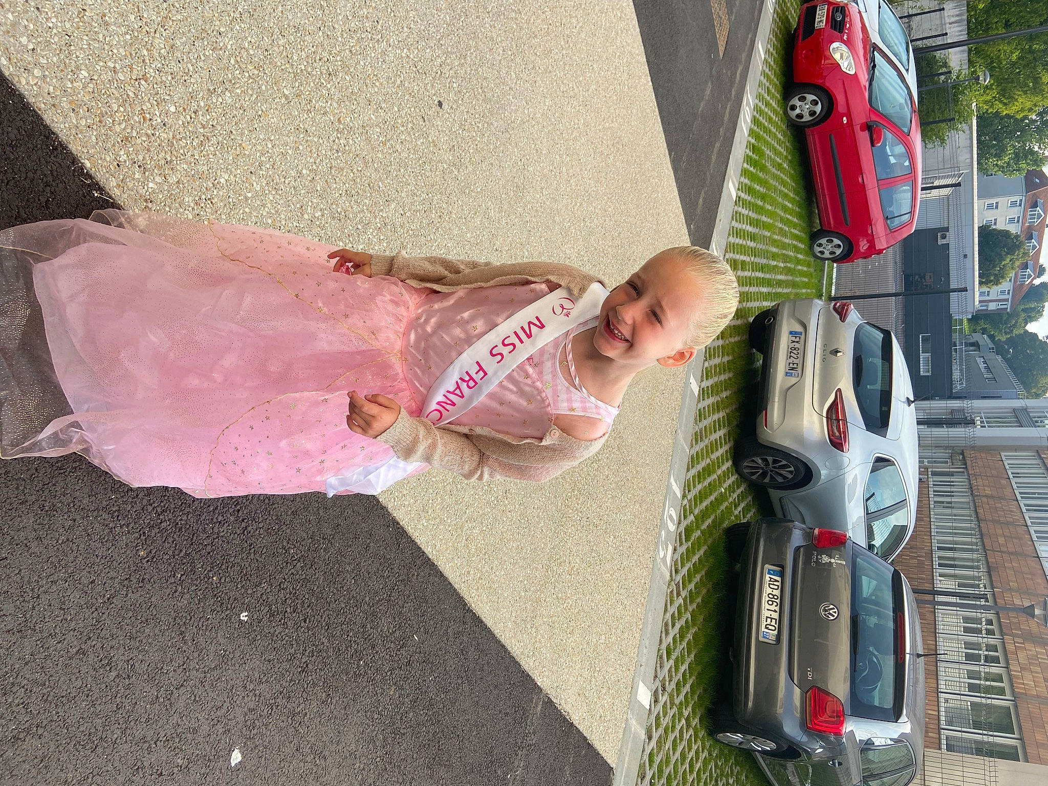 Manon participe au concours pour gagner de l'argent avec cette photo : asphalt, auto_part, automotive_design, automotive_exterior, automotive_lighting, automotive_mirror, automotive_tail_brake_light, automotive_window_part, car, family_car, joy, motor_vehicle, person, rear_view_mirror, road, tire, travel, vehicle, vehicle_door, wheel