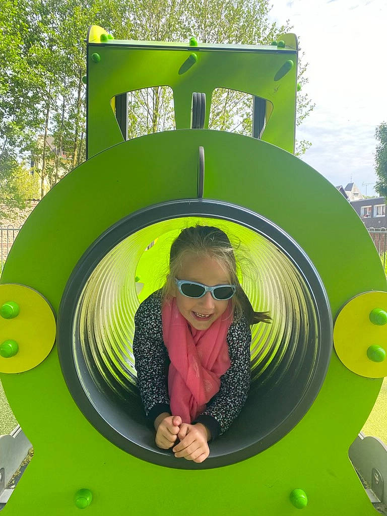 Manon a rejoint le concours — aidez-le/la à gagner de superbes lots ! automotive_tire, circle, eyewear, fun, goggles, grass, green, happy, leisure, outdoor_play_equipment, person, photograph, public_space, recreation, sky, smile, sunglasses, symmetry, tree, vision_care