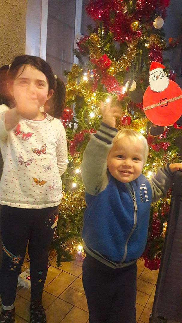 Timothée a rejoint le concours — aidez-le/la à gagner de superbes lots ! christmas, christmas_decoration, christmas_ornament, christmas_tree, event, facial_expression, fun, hair, happy, head, holiday, holiday_ornament, human, human_body, joy, organ, ornament, person, sleeve, smile