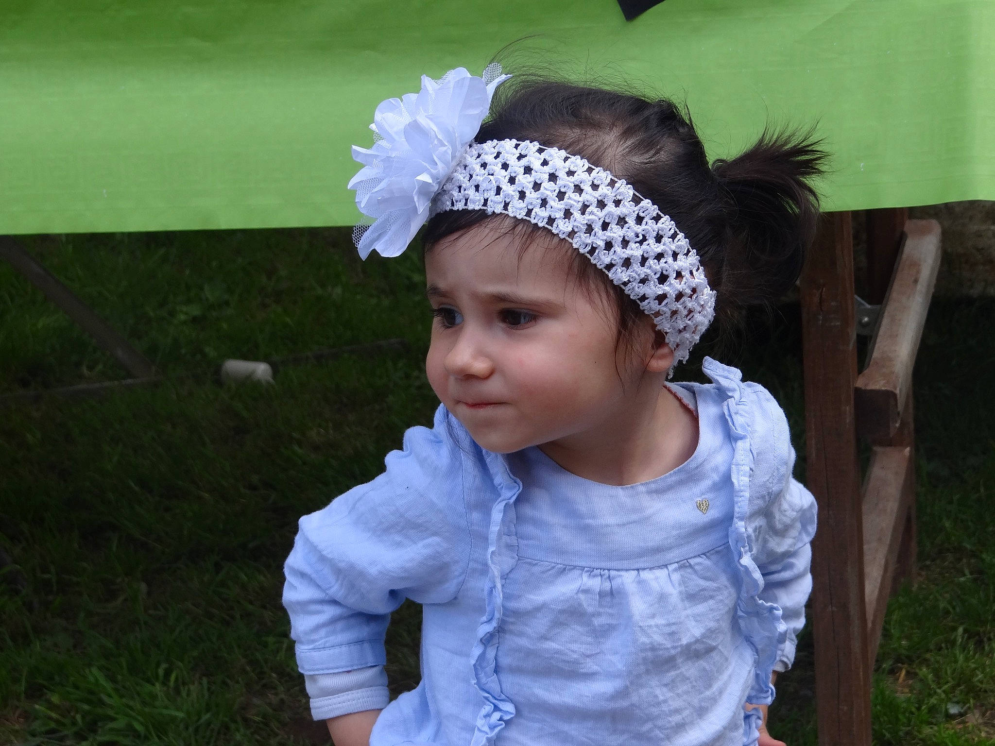 Luna a rejoint le concours — aidez-le/la à gagner de superbes lots ! baby_toddler_clothing, cap, child, costume_hat, eyelash, fashion_accessory, fun, grass, hair_tie, happy, head, headband, headgear, headpiece, headwear, pattern, person, pink, plant, sleeve