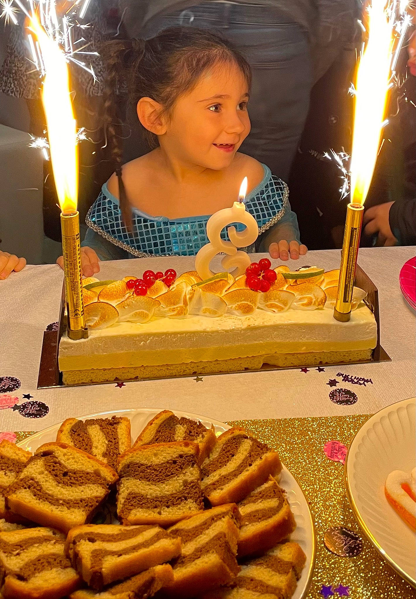 Luna a rejoint le concours — aidez-le/la à gagner de superbes lots ! baked_goods, birthday_cake, birthday_candle, cake, cake_decorating, cake_decorating_supply, candle, cuisine, dessert, food, ingredient, joy, person, plate, recipe, sharing, smile, staple_food, sugar_cake, sweetness