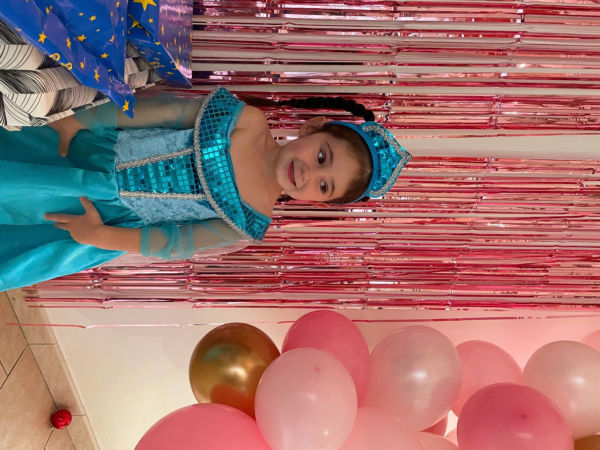 Luna a rejoint le concours — aidez-le/la à gagner de superbes lots ! baby, baby_toddler_clothing, balloon, beauty, child, circle, decoration, event, fashion_design, fun, happy, joy, leisure, magenta, party_supply, pattern, person, pink, smile, toddler