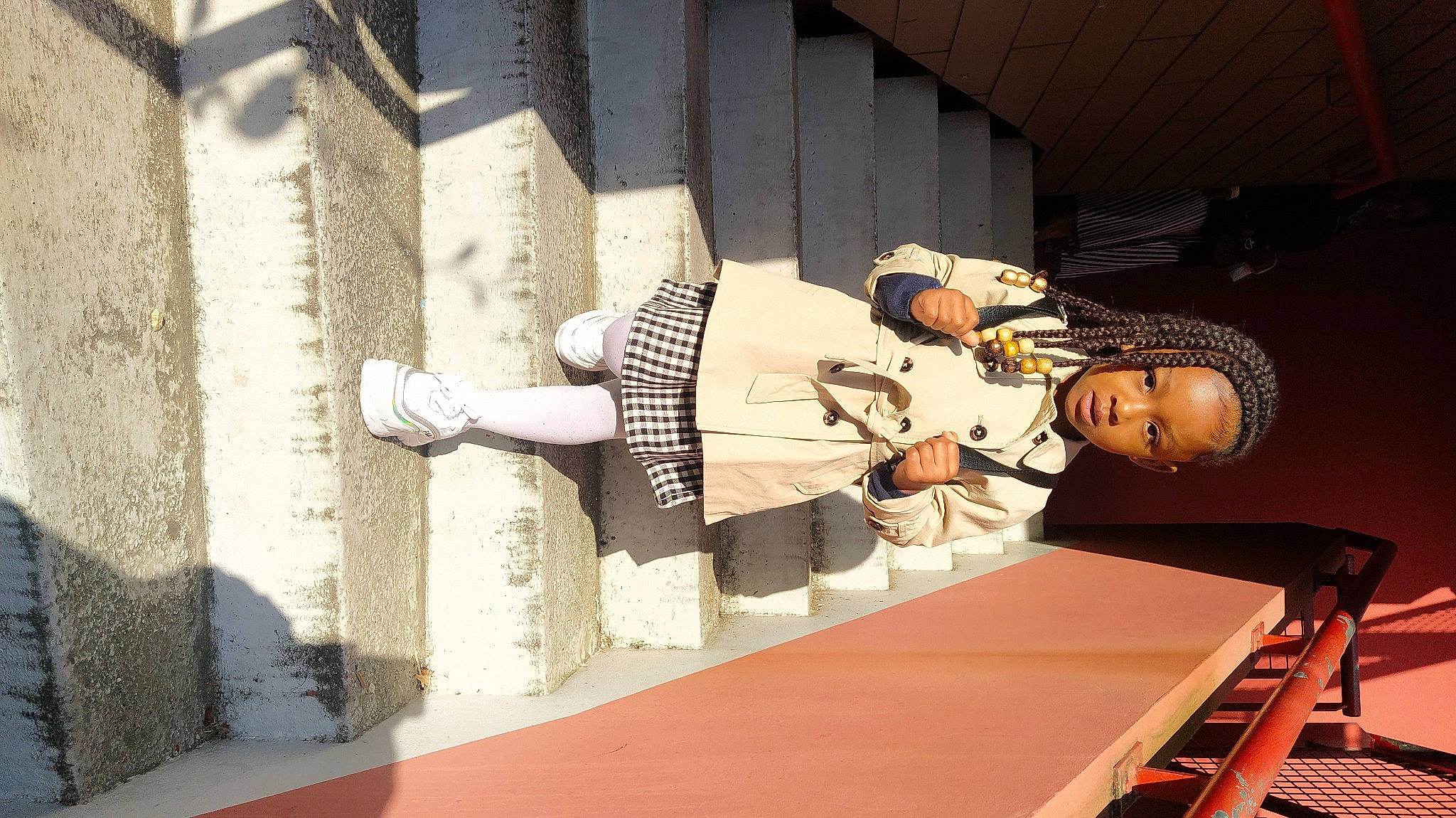 Haivy a rejoint le concours — aidez-le/la à gagner de superbes lots ! cement, concrete, eyewear, flooring, fun, human_leg, pattern, person, recreation, room, shadow, street_fashion, t_shirt, thigh, visual_arts, wood