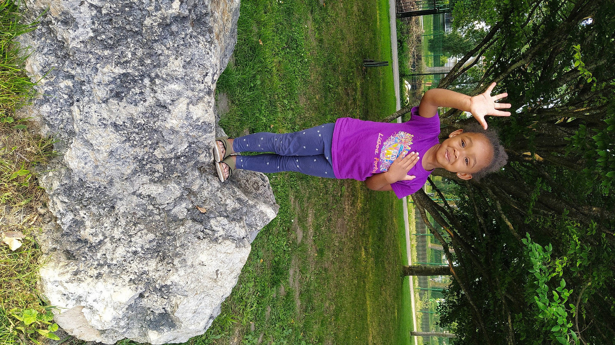 Haivy a rejoint le concours — aidez-le/la à gagner de superbes lots ! bedrock, child, electric_blue, fun, grass, joy, leaf, leisure, magenta, outcrop, people_in_nature, person, plant, recreation, rock, sandal, soil, toddler, tree, trunk